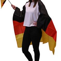 Andere Kleidung, sog. Fan-Kostüm, in Erwachsenengröße, Foto siehe Anlage,
- laut Antrag:
-- in einem Polybeutel mit Pappeinleger verpackt,
-- rechteckig, in den Abmessungen von 89 cm x 150 cm,
-- aus ca. 0,1 mm dicken, buntbedruckten (schwarz-rot-gelb) Geweben aus Polyester (synthetische
   Chemiefasern),
-- im oberen (schwarzen) Bereich mit aufgenähten Zuschnitten aus den o. g. Geweben in der Art von
   Ärmeln,
-- in getragenem Zustand nur die Schultern, die Arme, den Rücken und das Gesäß bedeckend (Rücken-
   länge in getragenem Zustand: ca. 91 cm),
-- ohne Hinweise auf den Trägerkreis (unisex),
-- an den Rändern durch Umschlagen und Festnähen gesäumt,
- ohne Vorderteil, u. a. daher kein den Umhängen ähnliches Kleidungsstück der Position 6202,
- kennzeichnet sich u. a. aufgrund der Ausstattung ("Ärmel") nicht als Ware (Flagge) der Position 6307,
- stellt sich nicht als individuelles Einzelstück dar, das die Kleidung ergänzt, damit kein Bekleidungszu-
  behör der Position 6217.

"Kleidung, andere als in den Positionen 6201 bis 6210 und in den Unterpositionen 6211 11 bis 6211 20
 genannte, aus Geweben, für Frauen, aus Chemiefasern, andere als in den Unterpositionen 6211 4310
 bis 6211 4342 genannte"