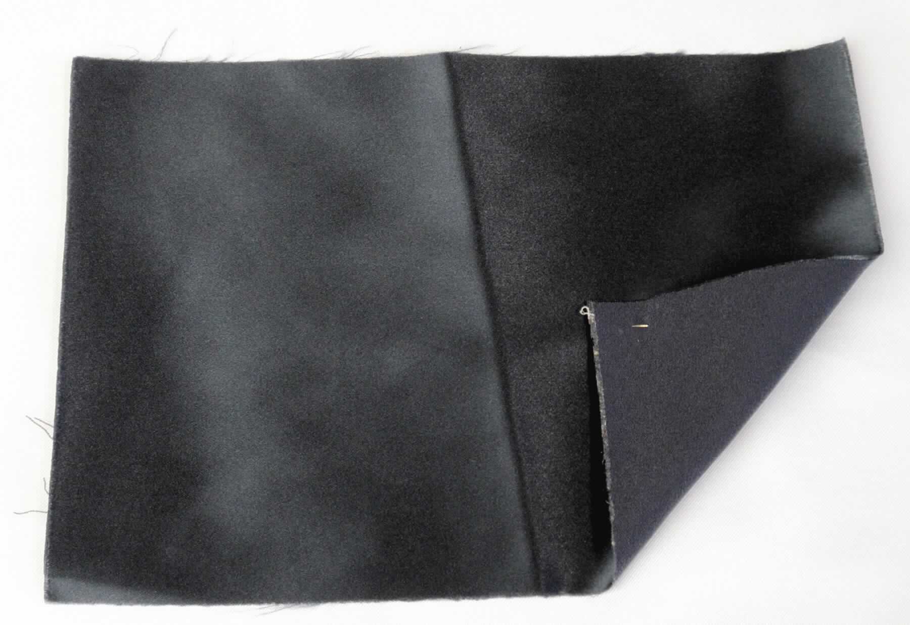Gewebe, Foto siehe Anlage,
- als Meterware, laut Antrag mit einer Breite von 100 cm,
- laut Untersuchungsergebnis:
-- aus einem buntgewebten Gewebe in Atlasbindung, 
-- mit Kettgarnen aus künstlichen Filamenten aus Celluloseacetat,
-- mit Schussgarnen aus synthetischen Filamenten aus Polyamid und Elastomergarnen,
-- mit einem Gesamtanteil an:
--- künstlichen Filamenten von ca. 63,8 GHT,
--- synthetischen Filamenten von ca. 36,2 GHT.


"Gewebe aus Garnen aus künstlichen Filamenten, anderes als in den Unterpositionen 5408 10 bis 5408 24
 genannte, buntgewebt"