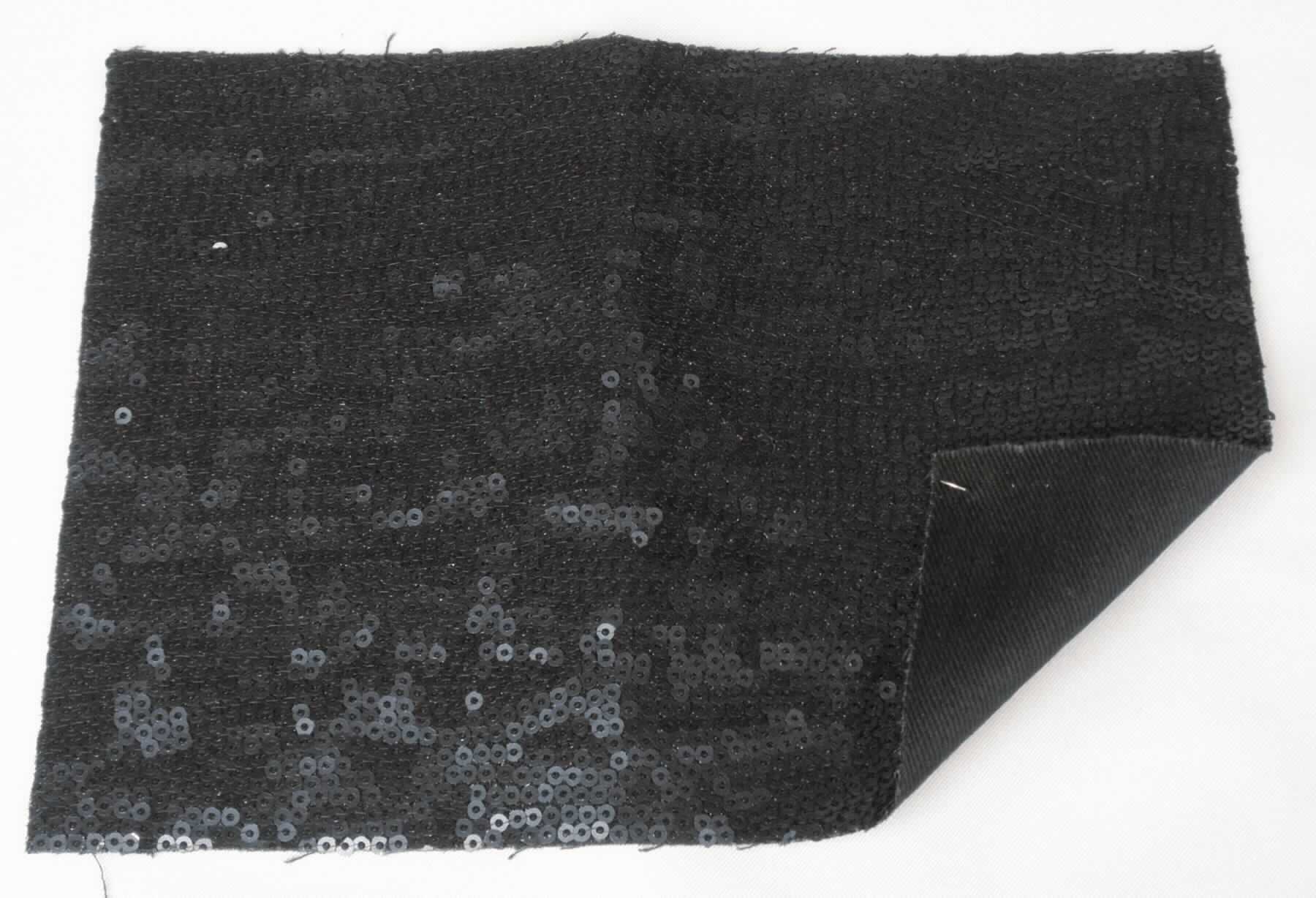 Textillaminat, Foto siehe Anlage,
- als Meterware, 
- laut Untersuchungsergebnis:
-- aus zwei mit ihrer ganzen Fläche aufeinander liegenden und so miteinander durch Kleben verbundenen Lagen:
--- mit einer Oberlage (Schauseite):
---- aus einer Applikationsstickerei mit einem Stickgrund aus Gewirke aus synthetischen Chemiefasern (laut Antrag 
      aus Polyester),
---- mit aufgestickten Pailletten (Applikationen),
---- maschinell hergestellt,
---- keine Ätzstickerei,
---- mit einem Wert von laut Antrag 10,00 Euro je kg Eigengewicht,
--- mit einer Unterlage:
---- aus einem einfarbigen Gewebe aus Baumwolle,
- die die Schauseite bildende Stickerei verleiht der Ware insbesondere im Hinblick auf das äußere 
  Erscheinungsbild ihren wesentlichen Charakter.

"Stickerei als Meterware, keine Ätzstickerei und Stickerei mit herausgeschnittenem Grund, aus Chemiefasern,
 mit einem Wert von weniger als 17,50 Euro je kg Eigengewicht, nicht handgearbeitet"