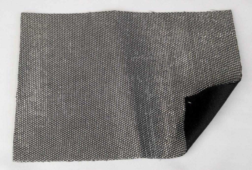 Textillaminat, Foto siehe Anlage,
- als Meterware, laut Antrag mit einer Breite von 132 cm,
- laut Untersuchungsergebnis:
-- aus drei mit ihrer ganzen Fläche aufeinanderliegenden und so miteinander durch Kleben verbundenen Lagen:
--- mit einer Oberlage (Schauseite):
---- aus einem buntgewirkten Kuliergewirke aus überwiegend synthetischen Chemiefasern (laut Antrag aus 
      100 % Polyester) und metallisierten Streifen aus synthetischer Spinnmasse, mit einer Streifenbreite von
      weniger als 1 mm (metallisierte Garne der Position 5605),
---- keine Elastomergarne oder Kautschukfäden enthaltend,
---- ohne Flor- oder Schlingenoberfläche,
--- mit einer Zwischenlage:
---- aus einem einfarbigen Gewebe aus synthetischen Filamenten und Spinnfasern,
--- mit einer Unterlage:
---- aus einem einfarbigen Gewebe aus synthetischen Spinnfasern,
- das die Schauseite bildende Kuliergewirke verleiht der Ware im Hinblick auf die Verwendung als Obermaterial
  für Schuhe ihren wesentlichen Charakter.

"Gewirke, anderes als in den Position 6001 bis 6005 genannte, aus synthetischen Chemiefasern, buntgewirkt"