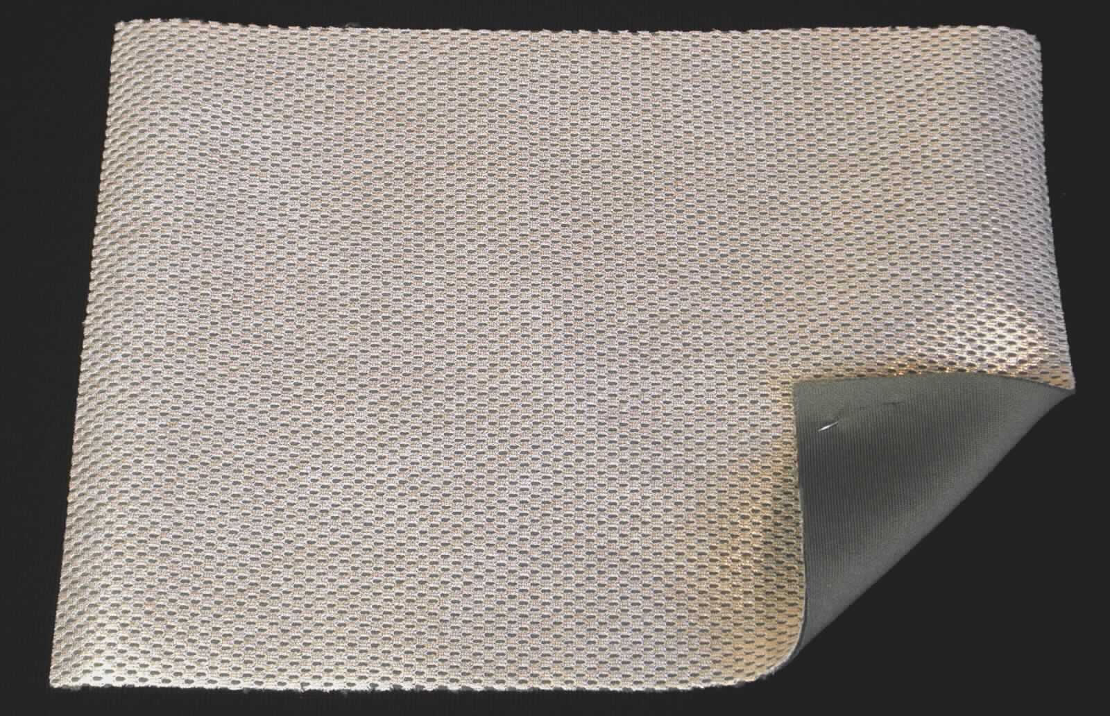 Textillaminat, Foto siehe Anlage,
- als Meterware, laut Antrag mit einer Breite von 140 cm,
- laut Untersuchungsergebnis:
-- aus zwei mit ihrer ganzen Fläche aufeinander liegenden und so miteinander durch Kleben verbundenen Lagen: 
--- mit einer Oberlage (Schauseite): 
---- aus einem mit metallisierter Farbe bedruckten Kettengewirke aus synthetischen Chemiefasern (laut Antrag 
      aus 100 % Polyester),
---- keine Elastomergarne oder Kautschukfäden enthaltend,
---- kein Samt, Plüsch, Schlingengewirke oder Schlingengestricke,
--- mit einer Unterlage:
---- aus einem gefärbten Kuliergewirke aus synthetischen Chemiefasern (laut Antrag aus 98 % Polyester und 
      2 % Elastan)
- das die Schauseite bildende Kettengewirke verleiht der Ware insbesondere im Hinblick auf die Verwendung als
  Obermaterial für Schuhe ihren wesentlichen Charakter.

"Kettengewirke, anderes als solche der Positionen 6001 bis 6004, aus synthetischen Chemiefasern, anderes
 als in der Unterposition 6005 35 genannte, bedruckt"