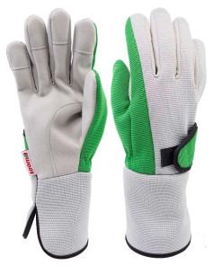 Fingerhandschuhe, sog. Pflanzhandschuhe, Art. 7951208, in Erwachsenengröße, Foto siehe Anlage,
- vier Stück in einem Polybeutel verpackt,
- als Fünffingerhandschuhe gearbeitet,
- laut Untersuchungsergebnis:
-- mit einer Handinnenseite und Fingerzwischenräumen aus mit Bindemittel verfestigten Vliesstoffen,
-- mit einem Handrücken aus zweilagigen, durch Kleben miteinander verbundenen Flächenerzeug-
   nissen mit einer Außen- und Innenlage aus verschiedenen Gewirken,
-- alle Flächenerzeugnisse aus synthetischen Chemiefasern,
- im Bereich des Handgelenks mit einem Klettverschlussriegel ausgestattet,
- mit einer angesetzten Stulpe mit einem ca. 6 cm hochreichenden Seitenschlitz,
- im Hinblick auf den Umfang und die Bedeutung in Bezug auf die Verwendung sind die Vliesstoffe
  gegenüber den Gewirken charakterbestimmend.

"Fingerhandschuhe aus Vliesstoffen"