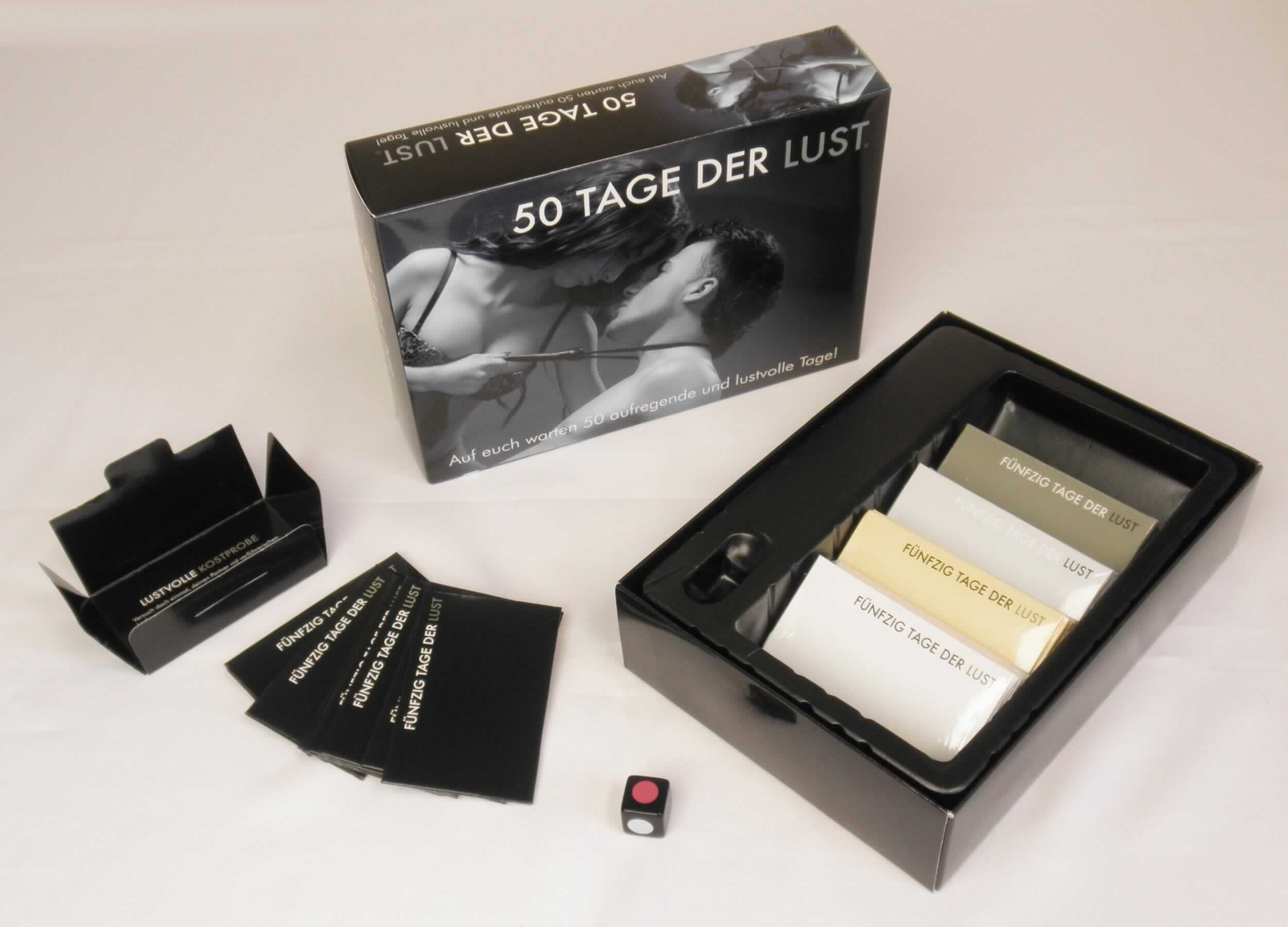 Es handelt sich um eine Zusammenstellung der nachstehend beschriebenen Waren, die gemeinsam in einer mit Produktinformationen farbig bedruckter Stülpdeckelschachtel und einem Einleger aus Kunststoff verpackt sind:

1. Insgesamt 50 mit Text bedruckte, als Briefchen gestaltete Karten aus Kartonpapier in fünf verschiedenen Farben (Format zusammengeklappt etwa 8,5 x 5,5 cm), deren Innenseite mit einer Aufgabe aus dem Bereich des erotischen Liebesspiels bedruckt ist. Vorderseitig sind die Karten mit dem Titel der Zusammenstellung bedruckt.
     
2. Ein Würfel aus Kunststoff, dessen Seiten mit Kreisen in sechs verschiedenen Farben bedruckt sind. Anhand der passend zur Farbe eines Briefchens gewürfelten Farbe soll eines der Briefchen geöffnet und die darin abgedruckte Aufgabe erfüllt werden, eventuell unter Zuhilfenahme weiterer, in der Aufgabe benannter Gegenstände.

Abbildung siehe Anlage.

Derartige Waren gehören als "durch Text charakterisierte, zum Lesen bestimmte Druckerzeugnisse, in losen Bogen oder Blättern" zum TARIC-Code 4901 10 00 00, da es sich zolltarifrechtlich um eine Warenzusammenstellung in Aufmachung für den Einzelverkauf handelt, deren wesentlicher Charakter nach dem Umfang und der Bedeutung für die Verwendung durch die unter 1. beschriebenen Karten bestimmt wird.