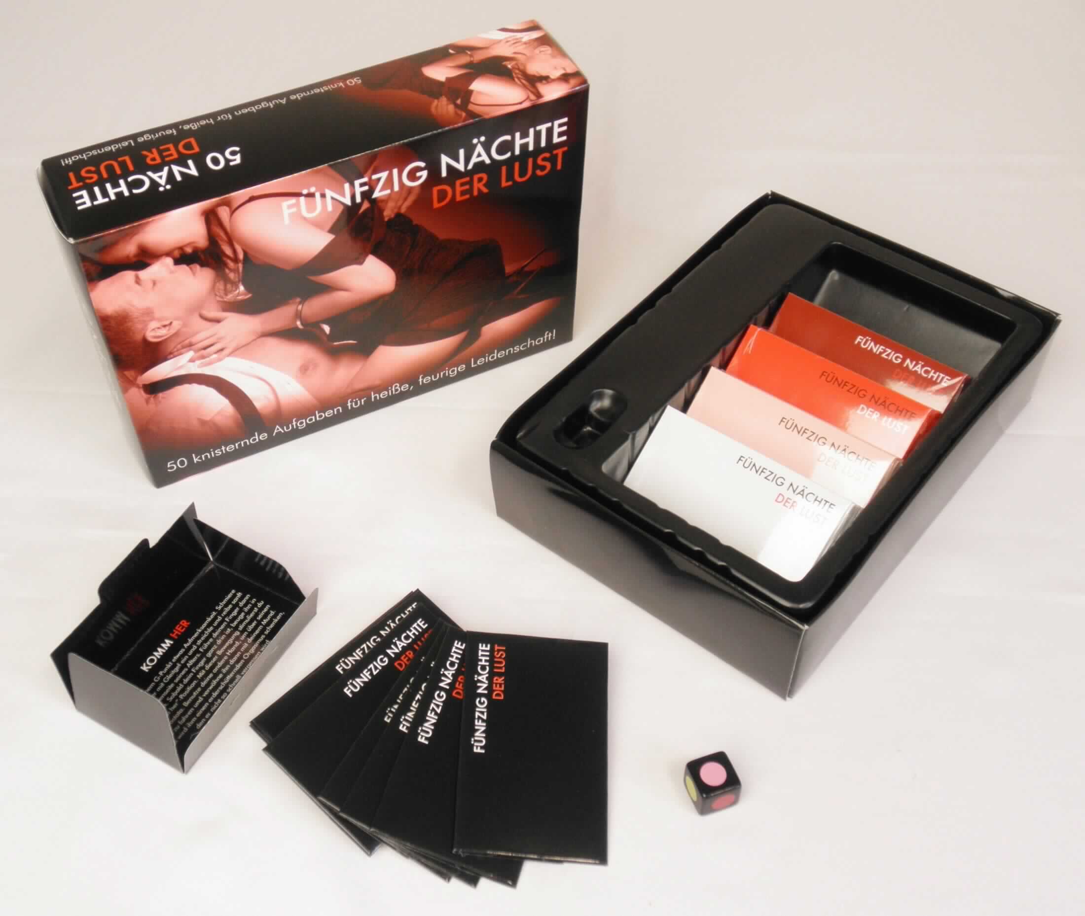 Es handelt sich um eine Zusammenstellung der nachstehend beschriebenen Waren, die gemeinsam in einer mit Produktinformationen farbig bedruckter Stülpdeckelschachtel und einem Einleger aus Kunststoff verpackt sind:

1. Insgesamt 50 mit Text bedruckte, als Briefchen gestaltete Karten aus Kartonpapier in fünf verschiedenen Farben (Format zusammengeklappt etwa 8,5 x 5,5 cm), deren Innenseite mit einer Aufgabe aus dem Bereich des erotischen Liebesspiels bedruckt ist. Vorderseitig sind die Karten mit dem Titel der Zusammenstellung bedruckt.
     
2. Ein Würfel aus Kunststoff, dessen Seiten mit Kreisen in sechs verschiedenen Farben bedruckt sind. Anhand der passend zur Farbe eines Briefchens gewürfelten Farbe soll eines der Briefchen geöffnet und die darin abgedruckte Aufgabe erfüllt werden, eventuell unter Zuhilfenahme weiterer, in der Aufgabe benannter Gegenstände.

Abbildung siehe Anlage.

Derartige Waren gehören als "durch Text charakterisierte, zum Lesen bestimmte Druckerzeugnisse, in losen Bogen oder Blättern" zum TARIC-Code 4901 10 00 00, da es sich zolltarifrechtlich um eine Warenzusammenstellung in Aufmachung für den Einzelverkauf handelt, deren wesentlicher Charakter nach dem Umfang und der Bedeutung für die Verwendung durch die unter 1. beschriebenen Karten bestimmt wird.