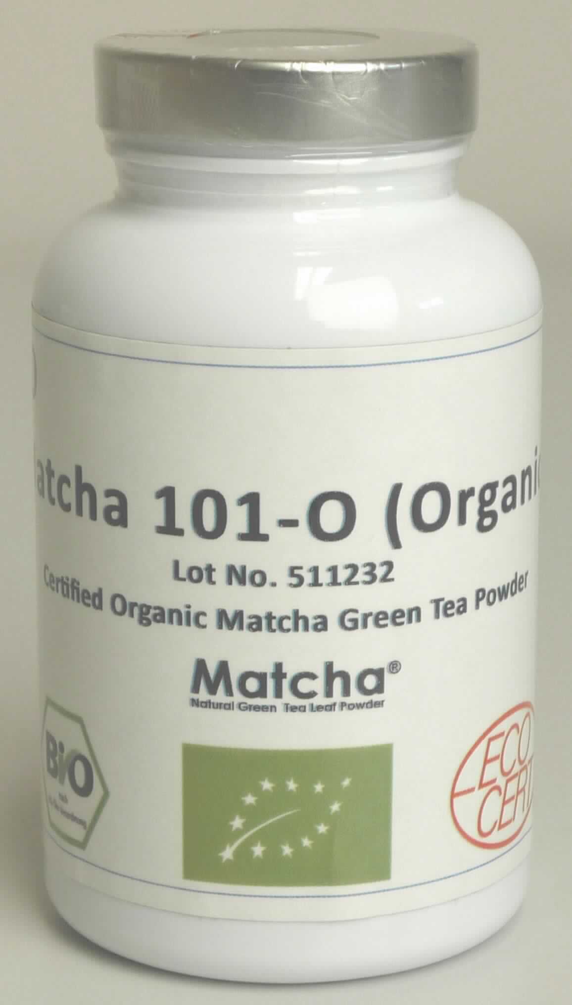 Nach den Angaben der Antragstellerin, den ergänzenden Angaben und dem vorgelegten Warenmuster handelt es sich bei dem als "Matcha 101-O" bezeichneten Erzeugnis um ein grünes Pulver, bestehend aus getrockneten, gemahlenen, nicht fermentierten Blättern vom Strauch der Gattung Thea. Der sog. grüne Tee ist mit einem wasserlöslichen Extrakt (1 GHT; gewonnen aus Teeblättern vom Strauch der Gattung Thea) versetzt, das den produktionsbedingten Verlust an Inhaltstoffen ausgleicht. 

Das Pulver ist in eine weißfarbenen, wiederverschließbaren etikettierten Kunststoffdose mit Deckel (Inhalt: 100 g) für den Einzelverkauf aufgemacht.

Zolltarifrechtlich handelt es sich um einen grünen Tee (nicht fermentiert) in unmittelbaren Umschließungen von weniger als 3 kg.