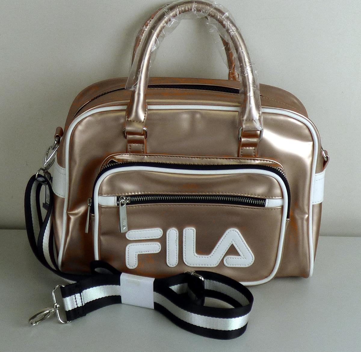 Handtasche, sog. fila bowling bag, Foto siehe Anlage,
- mit einer Außenseite aus Kunststofffolien,
- mit zwei Handtragegriffen und einem abnehmbaren, längenverstellbaren Schultertragegurt,
- an der Vorderseite mit einem aufgesetzten Vorfach mit Reißverschluss mit einem darauf eingesetzten
  Reißverschlussfach,
- an der Rückseite mit einem eingesetzten Reißverschlussfach,
- mit einem entlang des oberen Rands bis zu den Seiten verlaufenden Reißverschluss,
- gefüttert; mit zwei offenen Einsteckfächern und einem eingesetzten Reißverschlussfach ausgestattet,
- mit vier Stellfüßen aus unedlem Metall,
- in den Abmessungen: ca. 32 cm (Breite) x 23 cm (Höhe) x 14 cm (Tiefe),
- Handtasche, da aufgrund der Form, der Größe und des Gesamteindrucks in erster Linie dazu geeignet,
  kleinere, persönliche Gegenstände aufzunehmen.

"Handtasche, mit Außenseite aus Kunststofffolien"