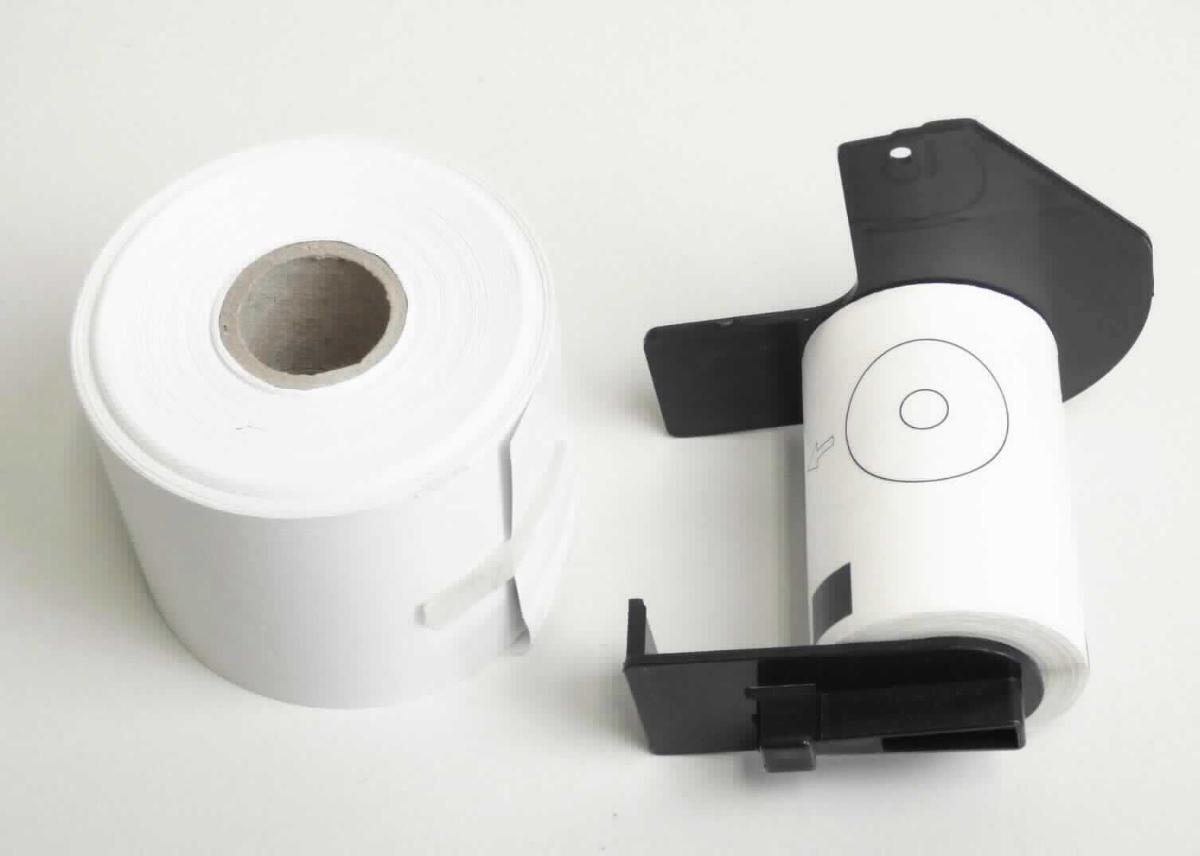 Es handelt sich um einen etwa 6,2 cm breiten und 26,5 m langen, auf einer Papprolle aufgewickelten Streifen aus einseitig gestrichenem und mit einer thermoreaktiven Substanz ausgerüstetem Papier. Der Streifen ist vorderseitig unbedruckt und auf der Rückseite in regelmäßigen Abständen mit schwarzem Rechtecken und einer Artikelnummer bedruckt und lässt sich durch Abtrennen an den in regelmäßigen Abständen angebrachten Perforationen zu 250 etwa 62 mm x 106 mm großen Zuschnitten vereinzeln. Zusätzlich ist der Streifen in regelmäßigen Abständen mit länglichen Ausstanzungen versehen.
Die Etiketten sollen mit Hilfe eines computergesteuerten Etikettendruckers (nicht Gegenstand dieser Auskunft) bedruckt werden und z. B. der Kennzeichnung von Waren dienen. 

Abbildung siehe Anlage.

Derartige Waren gehören als "Etiketten aller Art aus Papier, nicht bedruckt, nicht selbstklebend" zur Codenummer 4821 90 90 00 0 des Zolltarifs.