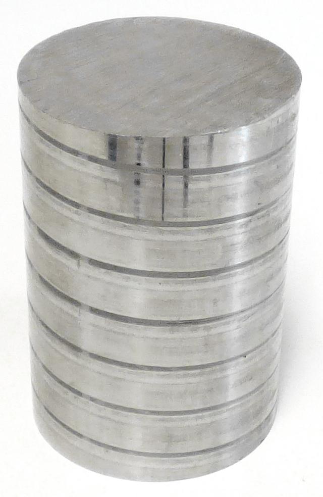 Stabstahl aus anderem legierten Stahl

Bei der Ware handelt es sich um geschälten Stabstahl aus anderem legierten Stahl (Werkstoffnummer 16MnCrB5+FP+SH) mit einem kreisrunden, über die gesamte Länge gleichbleibenden Querschnitt mit einem Durchmesser von 100 mm und einer Länge von mehr als 100 mm. Der Stabstahl wird durch Schälen entzundert und weist Toleranzen von -0/+1,5 mm auf. 

Abbildung siehe Anlage.

Die Ware ist nach ihrer stofflichen Beschaffenheit als Stabstahl und Profile, aus anderem legierten Stahl, anderer Stabstahl, nur warmgewalzt, nur warmgezogen oder nur warmstranggepresst, anderer, mit kreisförmigem Querschnitt mit einem Durchmesser von 80 mm oder mehr, in die Unterposition 7228 3061 der Kombinierten Nomenklatur einzureihen.