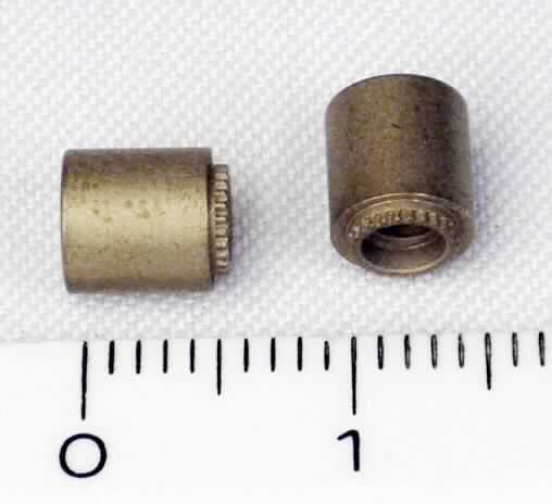 Es handelt sich um etwa 5,6 mm lange, kreiszylindrische Hohlerzeugnisse aus einer Kupfer-Zink-Legierung (Messing) mit gewichtsmäßig vorherrschendem Kupfergehalt, die mit einem Innengewinde (Lochweite: M3) versehen sind und die an einem Ende eine Abstufung mit Rändelung aufweisen.
Die Erzeugnisse werden in sog. modularen IP-Kopfstellen eingesetzt und dienen der Verbindung einer Leiterplatte mit einem Blech.
- Antragstellerangaben -

Abbildung siehe Anlage.

Derartige Erzeugnisse gehören als "Muttern aus Kupfer, mit Gewinde" zum TARIC-Code 7415 33 00 00.
