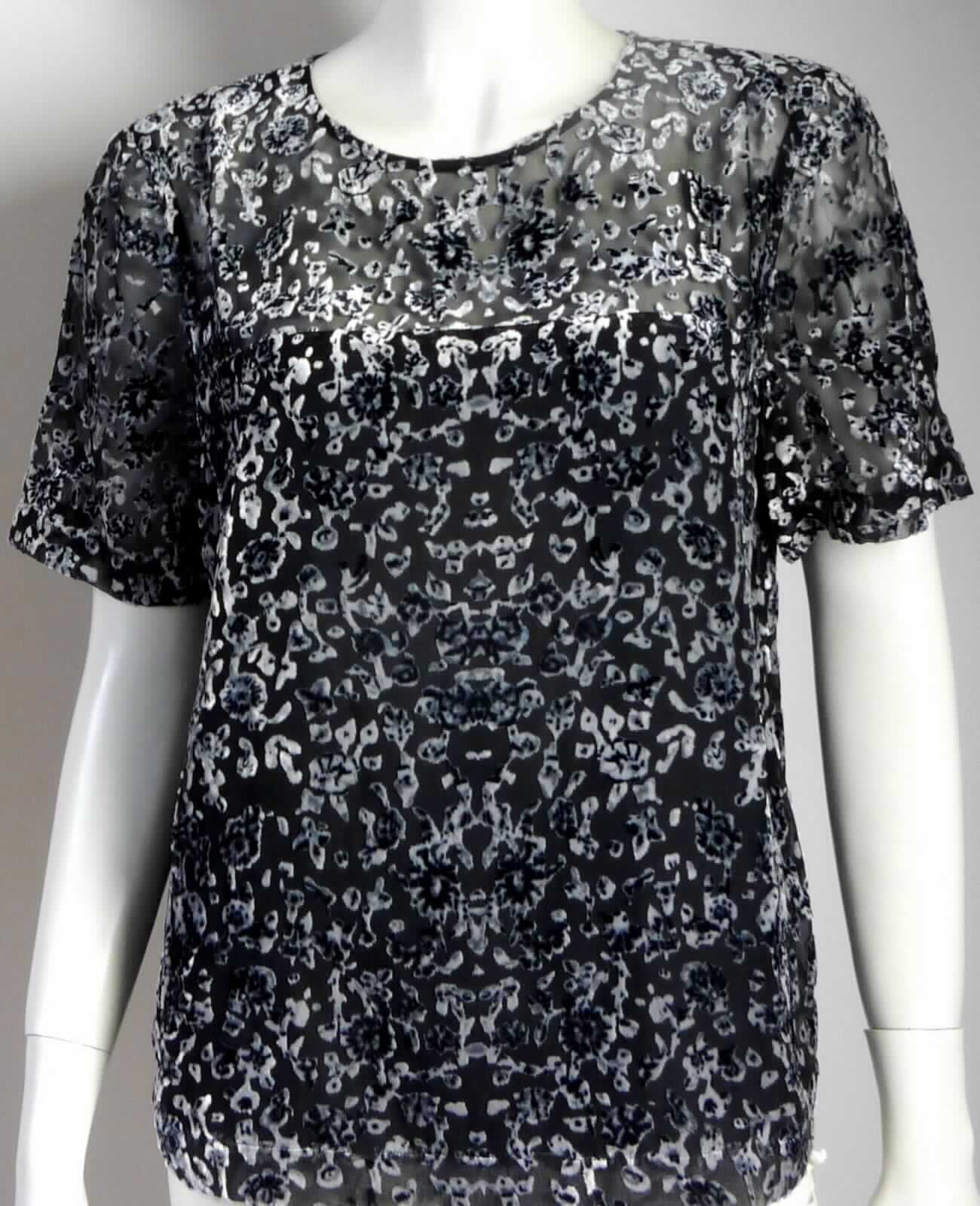 Kleidung, sog. Bluse, Style 14968102315, Größe 38, Foto siehe Anlage,
- überwiegend doppelt gearbeitet; mit einer Außenlage aus ca. 1,2 mm dicken, buntgewebten Samtgeweben [der
  Flor ist musterbildend teilweise entfernt worden (sog. Ausbrenner)] und einer Innenlage aus ca. 0,3 mm dicken,
  einfarbigen Geweben; beide Flächenerzeugnisse aus laut Antrag Chemiefasern; beide Lagen sind im oberen
  Drittel des Hauptkörpers dauerhaft zusammengenäht; aufgrund der Dicke kein leichtes Kleidungstück, somit keine 
  Bluse,
- über die Taille reichend (Rückenlänge: ca. 58 cm), 
- mit einem runden Halsausschnitt, 
- hinten mit einer kurzen Öffnung mit Reißverschluss,
- ohne Hinweise auf den Trägerkreis (unisex), 
- mit kurzen Ärmeln,
- am unteren Rand durch Umschlagen und Festnähen gesäumt,
- keine Arbeits- und Berufskleidung.

"Kleidung, andere als in den Positionen 6201 bis 6210 genannte, aus Geweben, andere als in den Unterpositionen 
 6211 11 bis 6211 20 genannte, für Frauen, aus Chemiefasern, andere als in den Unterpositionen 6211 4310 bis
 6211 4342 genannte"