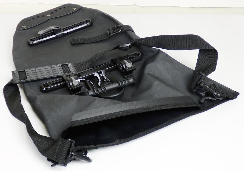 Fahrradtasche, sog. Fahrradtasche Trekking für Gepäckträger, Foto siehe Anlage,
- nach den Antragsangaben:
- - mit einer Außenseite aus Kunststofffolien,
- - an den Schmalseiten mit aufgeklebten, reflektierenden Zuschnitten,
- - mit einer kurzen Schlaufe, einem Handtragegriff und einem abnehmbaren, längenverstellbaren
     Schultertragegurt,
- - an der Rückseite mit einem Befestigungssystem aus Kunststoff zur Befestigung an einem
    Fahrradgepäckträger,
- - am oberen Ende mit einem Rollpackverschluss, der durch Umschlagen des Randes und Verschließen
    mit drei Schnappverschlüssen gebildet wird, versehen,
- - - ungefüttert; ohne Inneneinteilung; an der Rückseite verstärkt,
- - mit den Abmessungen: ca. 30 cm (Breite) x 56,5 cm (Höhe) x 15 cm (Tiefe).

"Ähnliches Behältnis, anderes als in den Unterpositionen 4202 1110 bis 4202 3900 genannte,
 mit Außenseite aus Kunststofffolien, anderes als in den Unterpositionen 4202 9211 bis 
 4202 9215 genannte"