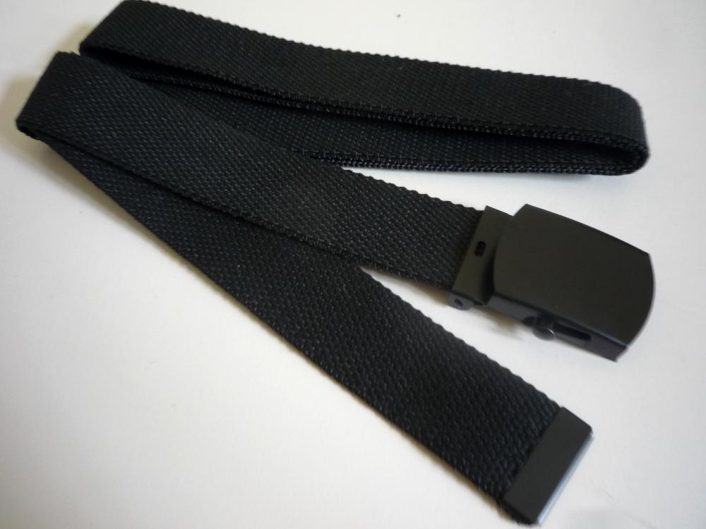 Gürtel, Foto siehe Anlage,
- laut Antrag:
-- mit einer Breite von ca. 3 cm und einer Länge von bis zu 130 cm,
-- aus Geweben aus 80 % Baumwolle und 20 % Polyester (synthetische Chemiefasern),
-- mit einem Verschluss aus unedlem Metall,
-- durch Zusammenfügen konfektioniert,
-- ohne Hinweise auf Handarbeit,
- individuelles (selbstständiges) Einzelstück, das eine Ergänzung von Kleidung darstellt.

"Anderes konfektioniertes Bekleidungszubehör (Gürtel), aus Geweben, nicht handgearbeit"