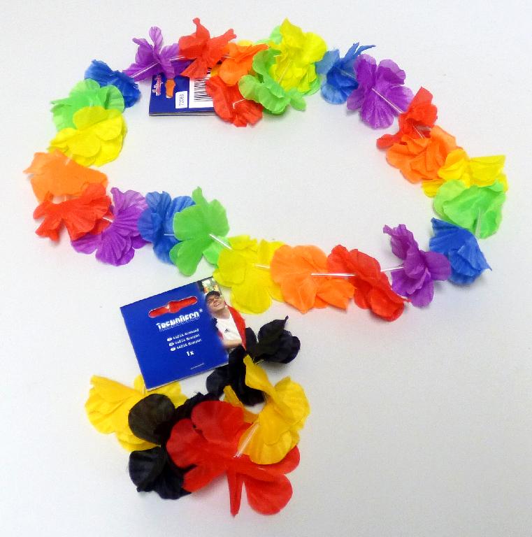 Waren aus künstlichen Blumen, sog. Hawaii-Ketten und Hawaii-Armbänder, Foto siehe Anlage,
- bunte Blütenketten mit einer Gesamtlänge von ca. 90 cm (Ketten) bzw. 25 cm (Armbänder),
- jeweils bestehend aus:
- - einfarbigen Nachbildungen von Blütenblättern aus Spinnstoff, von denen jeweils zwei gleichfarbige
    hintereinander angeordnet sind,
- - Nachbildungen von Stängeln aus Röhrchen aus Kunststoff, die die verschiedenfarbigen Blütenblätter
    voneinander trennen,
- - zwei Blütenblätter und ein Stängel sind jeweils abwechselnd auf einem Spinnstofffaden aufgereiht
    und dadurch in einem den Blumenbindetechniken ähnlichen Verfahren zusammengefügt,
- die Blütenblätter aus Spinnstoff bestimmen aufgrund des Umfangs und im Hinblick auf das äußere
  Erscheinungsbild den Charakter der Waren.

"Waren aus künstlichen Blumen, aus anderen Stoffen als Kunststoff"
