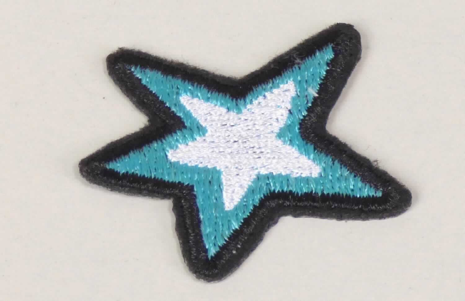 Stickereien als Motiv, sog. Batches zum Aufbügeln, Foto siehe Anlage,
- lt. Antrag als Set mit vier unterschiedlichen Motiven (Stern, Sneaker, Gitarre, Smiley) in einem Polybeutel 
  verpackt,
- wird durch ein Motiv in Form eines fünfzackigen Sterns mit einer maximalen Abmessung von 4 cm 
  veranschaulicht,
- laut Antrag mit einem Stickgrund aus einem Vliesstoff aus 100 % Polyester (synthetische Chemiefasern),
- mit Stickgarnen bestickt,
- lt. Untersuchungsergebnis: keine Ätzstickerei oder Stickerei mit herausgeschnittenem Grund,
- auf der Rückseite mit einem klarsichtigen Kleber ausgestattet,
- laut Antrag mit einem Wert von weniger als 17,50 EUR je kg Eigengewicht,
- ohne Hinweise auf Handarbeit.

"Stickereien als Motiv, andere als Ätzstickereien und Stickereien mit herausgeschnittenem Grund, aus 
 Chemiefasern, mit einem Wert von weniger als 17,50 EUR je kg Eigengewicht, nicht handgearbeitet"