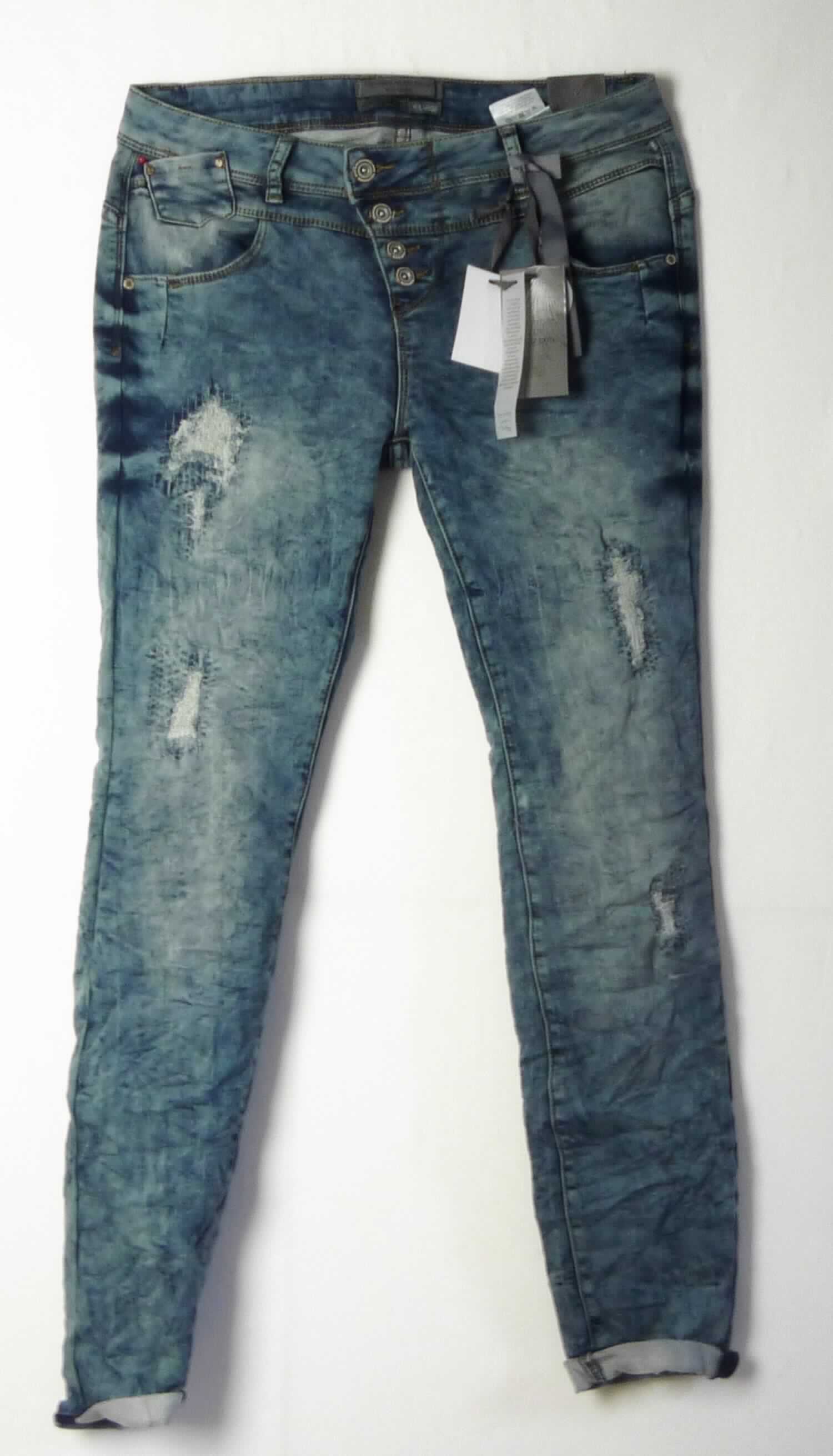 Lange Hose, Artikel D1313I61111BD103RS, Größe XL, Foto siehe Anlage,
- aus ca. 1 mm dicken, buntgewebten, köperbindigen Denimgeweben aus laut Antrag 59 % Baumwolle, 40 %
  Polyester und 1 % Elasthan (beides synthetische Chemiefasern),
- in der Taille abschließend, mit einem ca. 4 cm breiten, angesetzten Bund mit Gürtelschlaufen,
- vorn mit einer Öffnung mit Knopfverschluss und Patte von links über rechts (Männerkleidung), die im Taillenbund 
  mit einem Knopf geschlossen wird,
- vorn mit zwei eingesetzten, offenen Taschen und einer aufgesetzten, kleinen Tasche sowie mit zwei 
  aufgesetzten, offenen Gesäßtaschen,
- vorn mit Löchern und von innen aufgeklebten Flicken aus Geweben versehen,
- mit knöchellangen Hosenbeinen; an den Beinabschlüssen durch Umschlagen und Festnähen gesäumt,
- keine Arbeits- und Berufskleidung.

"Lange Hose, aus Geweben, für Männer, aus Baumwolle, keine Arbeits- und Berufskleidung, aus Denim"