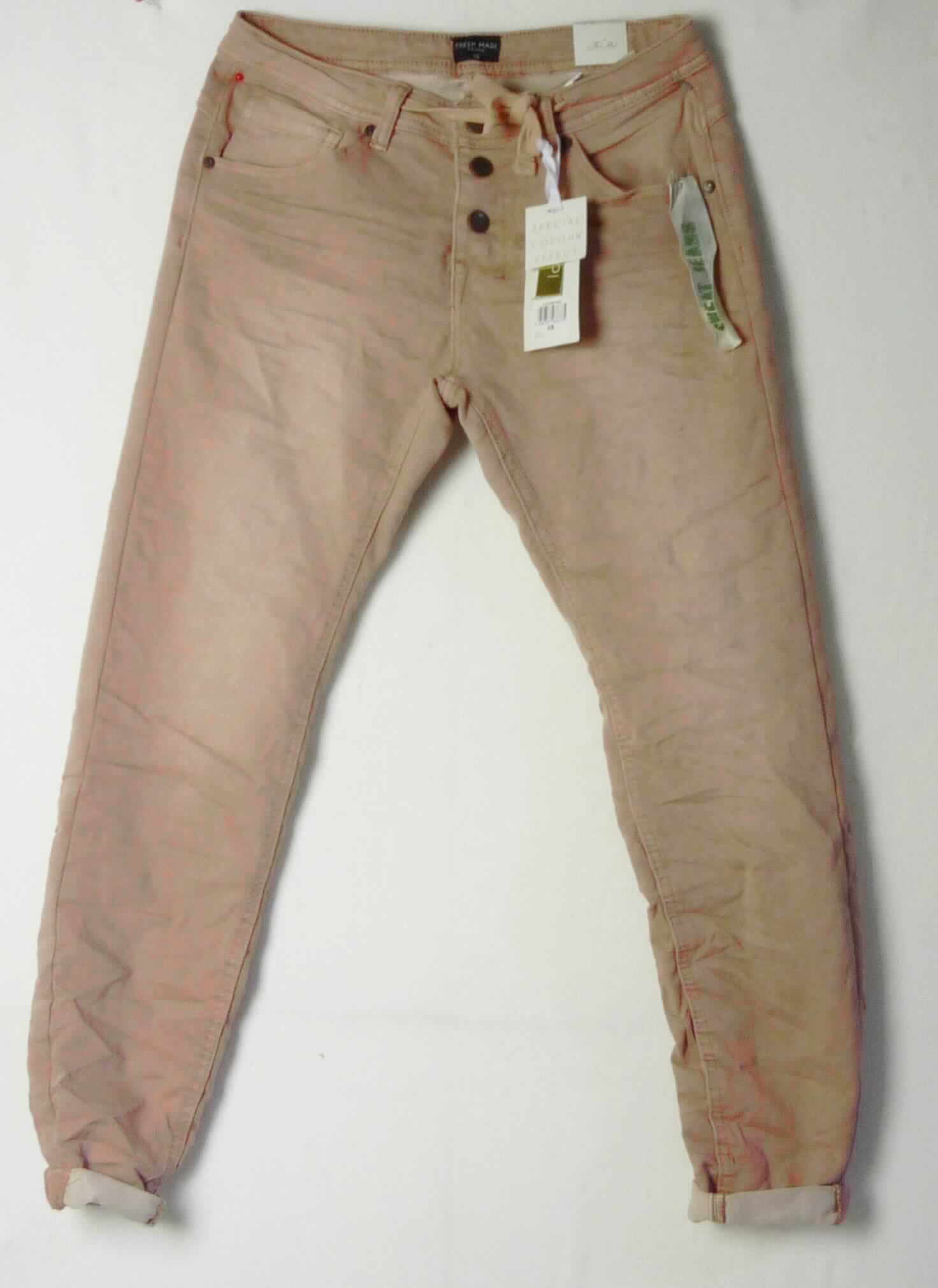 Lange Hose, Artikel D1316I61509, Größe XS, Foto siehe Anlage,
- aus ca. 1 mm dicken, buntgewebten, köperbindigen Denimgeweben aus laut Antrag 60 % Baumwolle, 39 %
  Polyester und 1 % Elasthan (beides synthetische Chemiefasern),
- in der Taille abschließend, mit einem ca. 3,5 cm breiten, angesetzten Bund mit Gürtelschlaufen und Tunnelzug,
- vorn mit einer Öffnung mit Knopfverschluss und Patte von links über rechts (Männerkleidung), die im Taillenbund 
  mit einem Knopf geschlossen wird,
- vorn mit zwei eingesetzten, offenen Taschen und einer aufgesetzten, kleinen Tasche sowie mit zwei 
  aufgesetzten, offenen Gesäßtaschen und zwei aufgesetzten, kleinen Gesäßtaschen,
- mit knöchellangen Hosenbeinen; an den Beinabschlüssen durch Umschlagen und Festnähen gesäumt,
- keine Arbeits- und Berufskleidung.

"Lange Hose, aus Geweben, für Männer, aus Baumwolle, keine Arbeits- und Berufskleidung, aus Denim"