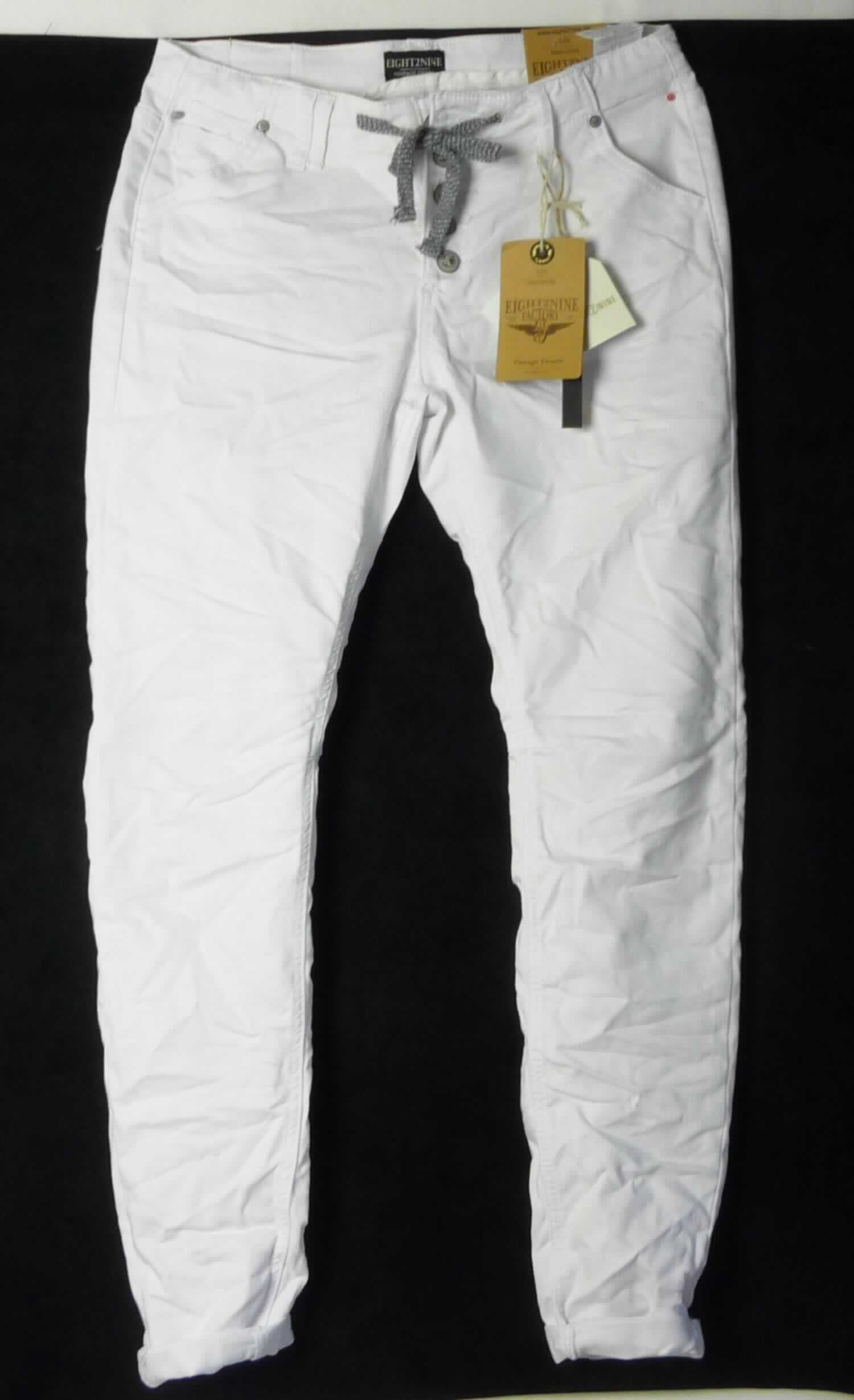 Lange Hose, Artikel D1316I61490AEN, Größe XS, Foto siehe Anlage,
- aus ca. 1 mm dicken, einfarbigen Geweben (kein Denim) aus laut Antrag 60 % Baumwolle, 39 % Polyester
  und 1 % Elasthan (beides synthetische Chemiefasern),
- in der Taille abschließend, mit einem ca. 3,5 cm breiten Bund mit Gürtelschlaufen und Tunnelzug,
- vorn mit einer Öffnung mit Knopfverschluss und Patte von links über rechts (Männerkleidung), die im Taillenbund 
  mit einem Knopf geschlossen wird,
- vorn mit zwei eingesetzten, offenen Taschen und einer aufgesetzten, kleinen Tasche sowie mit zwei 
  aufgesetzten, offenen Gesäßtaschen,
- mit knöchellangen Hosenbeinen; an den Beinabschlüssen durch Umschlagen und Festnähen gesäumt,
- keine Arbeits- und Berufskleidung.

"Lange Hose, aus Geweben, für Männer, aus Baumwolle, keine Arbeits- und Berufskleidung, andere als in den 
 Unterpositionen 6203 4231 und 6203 4233 genannte"