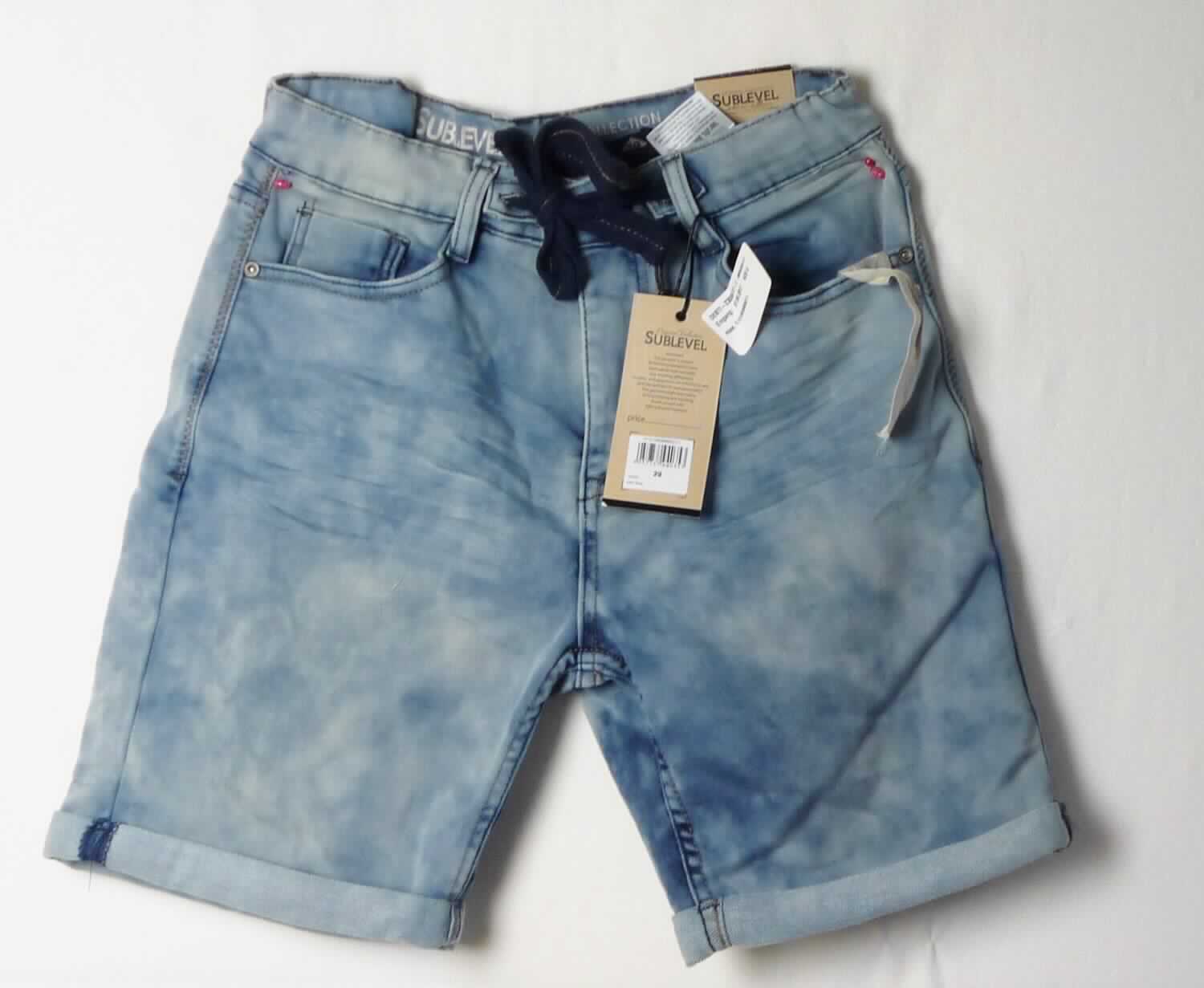 Kurze Hose, Artikel D1313I60688KD11, Größe XS, Foto siehe Anlage,
- aus ca. 1 mm dicken, buntgewebten Geweben aus laut Antrag 59 % Baumwolle, 40 % Polyester und 1 % Elasthan
  (beides synthetische Chemiefasern),
- in der Taille abschließend, mit einem ca. 4 cm breiten, angesetzten Bund mit Gürtelschlaufen und Tunnelzug,
- vorn mit einer Öffnung mit Reißverschluss und Patte von links über rechts (Männerkleidung), die im Taillenbund 
  mit einem Knopf geschlossen wird,
- vorn mit zwei eingesetzten, offenen Taschen und einer aufgesetzten, kleinen Tasche sowie mit zwei 
  aufgesetzten, offenen Gesäßtaschen,
- mit kurzen Hosenbeinen, die nicht die Knie bedecken (Seitenlänge: ca. 47 cm),
- an den Beinabschlüssen durch Umschlagen und Festnähen gesäumt.

"Kurze Hose, aus Geweben, für Männer, aus Baumwolle"