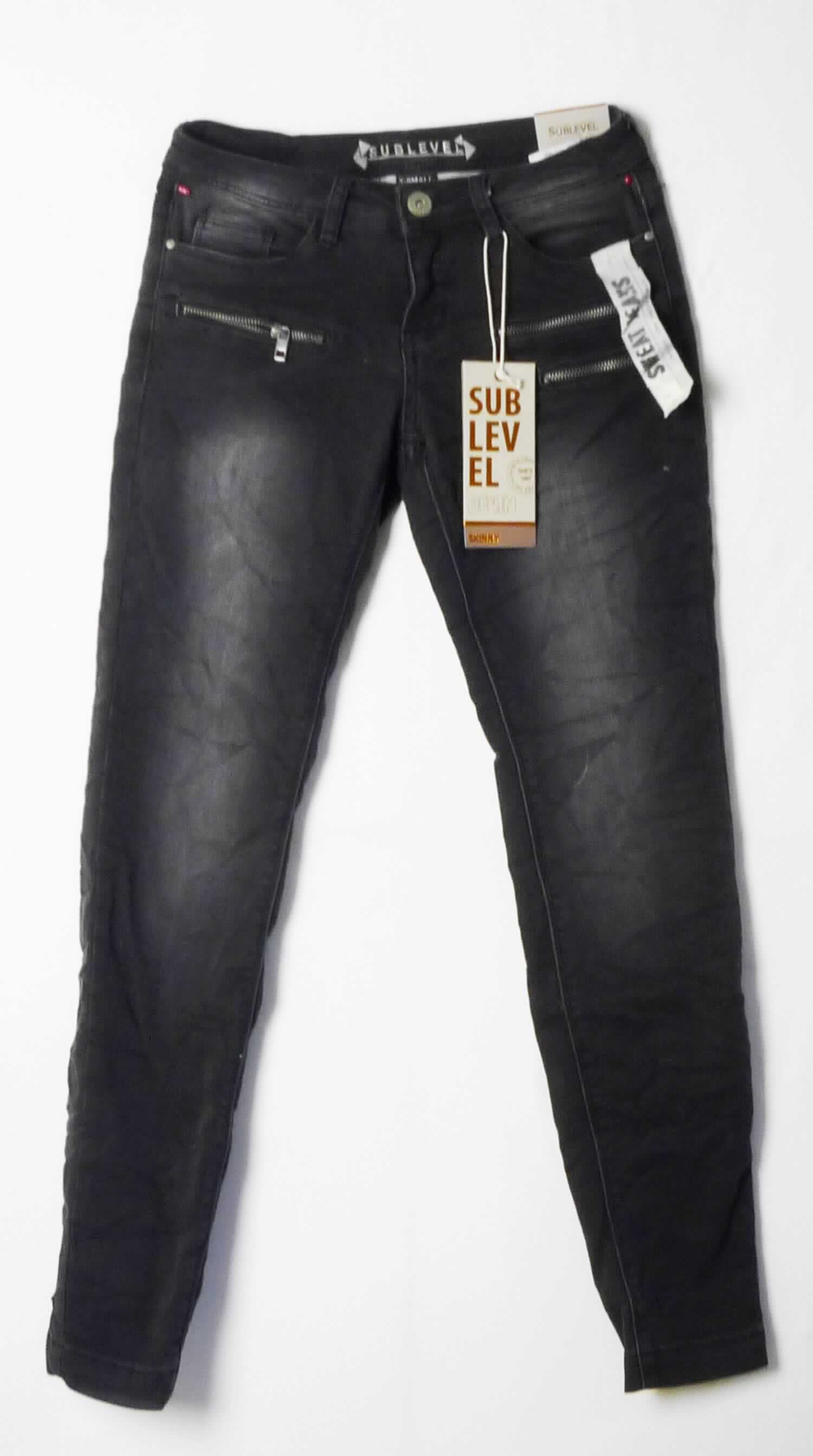 Lange Hose, Artikel D1313I60738AB22, Größe XS, Foto siehe Anlage,
- aus ca. 1 mm dicken, buntgewebten, köperbindigen Denimgeweben aus laut Antrag 59 % Baumwolle, 40 %
  Polyester und 1 % Elasthan (beides synthetische Chemiefasern),
- in der Taille abschließend, mit einem ca. 3,5 cm breiten, angesetzten Bund mit Gürtelschlaufen,
- vorn mit einer Öffnung mit Reißverschluss und Patte von links über rechts (Männerkleidung), die im Taillenbund 
  mit einem Knopf geschlossen wird,
- vorn mit zwei eingesetzten, offenen Taschen und einer aufgesetzten, kleinen Tasche sowie mit zwei 
  aufgesetzten, offenen Gesäßtaschen,
- vorn mit drei eingesetzten Reißverschlüssen, die eingesetzten Taschen imitieren,
- mit knöchellangen Hosenbeinen; an den Beinabschlüssen durch Umschlagen und Festnähen gesäumt,
- keine Arbeits- und Berufskleidung.

"Lange Hose, aus Geweben, für Männer, aus Baumwolle, keine Arbeits- und Berufskleidung, aus Denim"