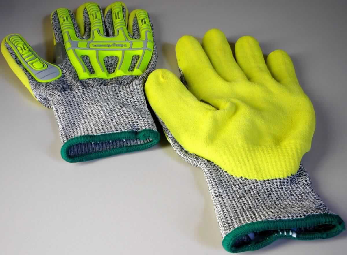 Fingerhandschuhe, sog. Arbeitshandschuhe Rig Lizard Thin Lizzie 2090X, Größe 9/L, Foto siehe Anlage,
- in einem Polybeutel mit bedrucktem Papiereinleger verpackt,
- als Fünffingerhandschuhe gearbeitet,
- aus buntgewirkten Gewirken (melierte Garne) aus laut Antrag 95 % synthetischen Chemiefasern und 
  5 % Glasfasern,
- nachträglich mit Ausnahme des größten Teils der Stulpe, des Handrückens und Teilen der Fingeraußenseiten
  einseitig (Außenseite) im Tauchverfahren mit Kautschuk (laut Antrag: Nitril, augenscheinlich keine Zellstruktur
  erkennbar) überzogen,
- im Bereich des Handrückens und der Fingeraußenseiten mit aufgesetzten, biegsamen Protektoren aus Kunststoff
  ausgestattet,
- mit einer elastischen Stulpe,
- am unteren Rand durch eine kontrastfarbene Überwendlichnaht gesäumt,
- insbesondere im Hinblick auf die gewichtsmäßige Zusammensetzung bestimmen die Spinnstoffe gegenüber den 
  Glasfasern den Charakter der Ware.

"Fingerhandschuhe, aus Gewirken, mit Kautschuk überzogen"