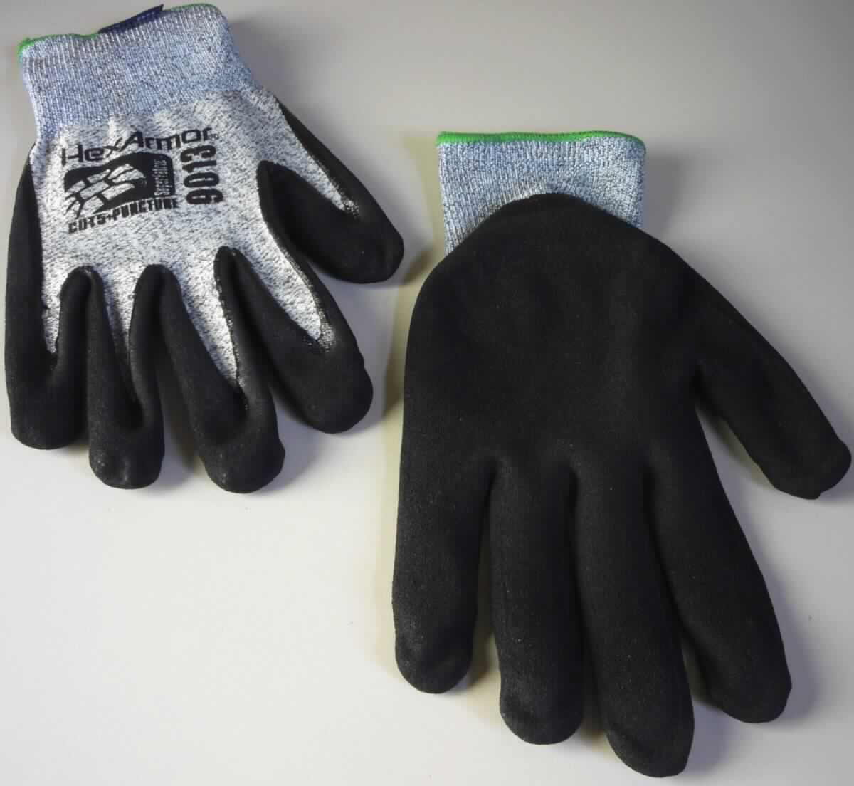 Fingerhandschuhe, sog. Arbeitshandschuhe 9000 Series 9013, Größe 9/L, Foto siehe Anlage,
- in einem Polybeutel mit bedrucktem Papiereinleger verpackt,
- als Fünffingerhandschuhe gearbeitet,
- aus buntgewirkten Gewirken (melierte Garne) aus laut Antrag 87 % synthetischen Chemiefasern und 
  13 % Glasfasern,
- nachträglich mit Ausnahme des größten Teils der Stulpe, des Handrückens und Teilen der Fingeraußenseiten
  einseitig (Außenseite) im Tauchverfahren mit Kautschuk (laut Antrag: Nitril, augenscheinlich keine Zellstruktur
  erkennbar) überzogen,
- teilweise gefüttert,
- mit einer elastischen Stulpe,
- am unteren Rand durch eine kontrastfarbene Überwendlichnaht gesäumt,
- insbesondere im Hinblick auf die gewichtsmäßige Zusammensetzung bestimmen die Spinnstoffe gegenüber den 
  Glasfasern den Charakter der Ware.

"Fingerhandschuhe, aus Gewirken, mit Kautschuk überzogen"