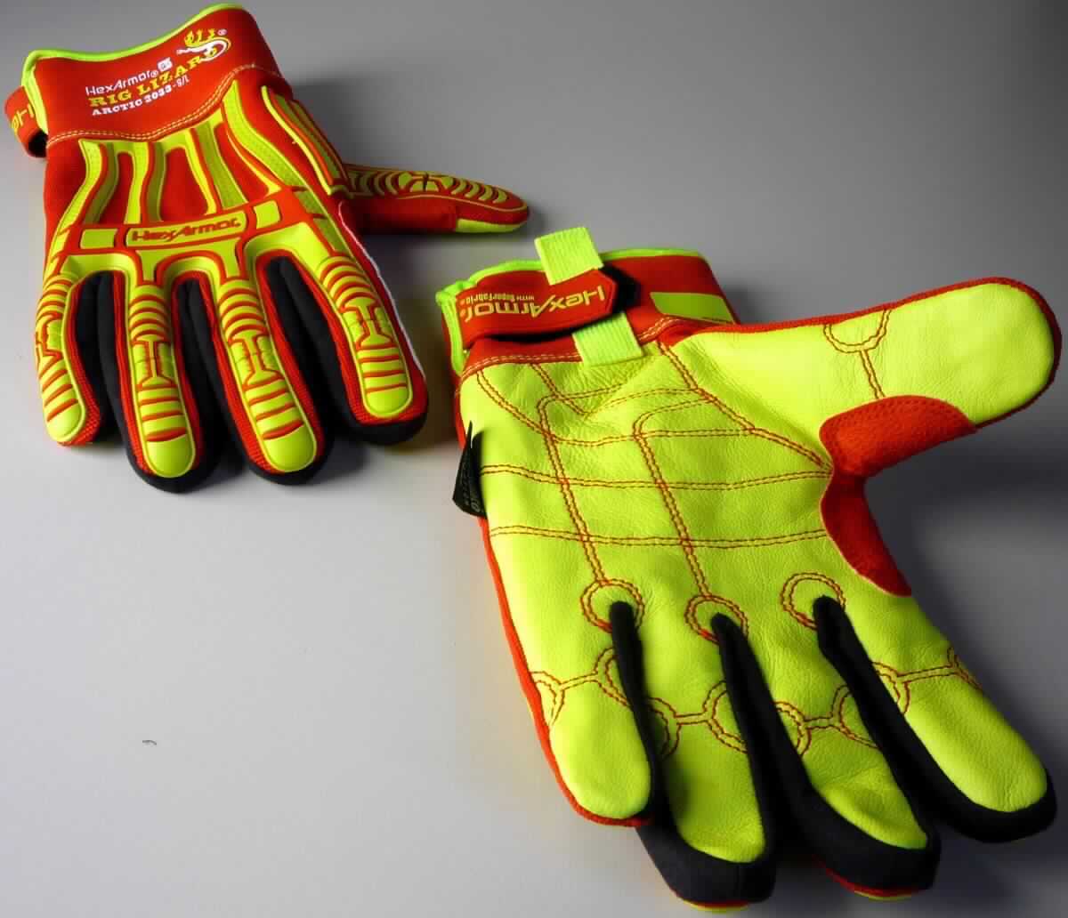 Bekleidungszubehör aus Leder, Schutzhandschuhe, sog. Arbeitshandschuhe Rig Lizard Arctic, Art. TP-X+(R) Plam 2026, Materialnummer 60994, Foto siehe Anlage,
- als Fünffingerhandschuhe gearbeitet, 
- nach dem Ergebnis der Laboruntersuchung
- - mit einer Innenhand aus Leder,
- - mit Fingerzwischenräumen aus Vliesstoff aus synthetischen Chemiefasern, der mit Bindemittel verfestigt ist,
- - mit einem Daumenbereich (rote Fläche) aus weißen Gewirken mit Kunststoff versehen (keine Zellstruktur),
- - mit einem Handrücken aus Gewirken aus synthetischen Chemiefasern und Verstärkungen aus Kunststoff,
- - mit einem Bund aus Gewirken aus synthetischen Chemiefasern,
- mit einer Stulpe mit einer Lasche mit Klettverschluss,
- sollen lt. Antrag als schnitt- und stichhemmende Arbeitshandschuhe verwendet werden,
- insbesondere im Hinblick auf ihre Verwendung als Schutzhandschuhe bestimmt das Leder den Charakter
  der Handschuhe,
- verpackt in einem Polybeutel mit einem bedruckten Pappeinleger.

"Bekleidungszubehör, aus Leder, Fingerhandschuhe, Schutzhandschuhe für alle Berufe"