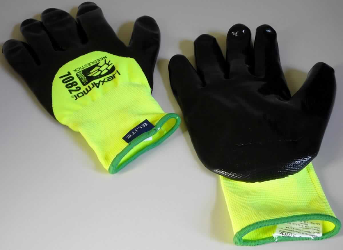 Fingerhandschuhe, sog. Arbeitshandschuhe SHARPSMASTER HV 7082, Größe 10/XL, Foto siehe Anlage,
- in einem Polybeutel mit bedrucktem Papiereinleger verpackt,
- als Fünffingerhandschuhe gearbeitet,
- aus einfarbigen Gewirken aus laut Antrag 100 % Nylon (synthetische Chemiefasern),
- nachträglich mit Ausnahme des größten Teils der Stulpe und eines Teils des Handrückens einseitig (Außenseite) 
  im Tauchverfahren mit Kautschuk (laut Antrag: Nitril, augenscheinlich keine Zellstruktur erkennbar) überzogen,
- teilweise gefüttert,
- im Bereich des Handrückens bedruckt,
- mit einer elastischen Stulpe,
- am unteren Rand durch eine kontrastfarbene Überwendlichnaht gesäumt.

"Fingerhandschuhe, aus Gewirken, mit Kautschuk überzogen"