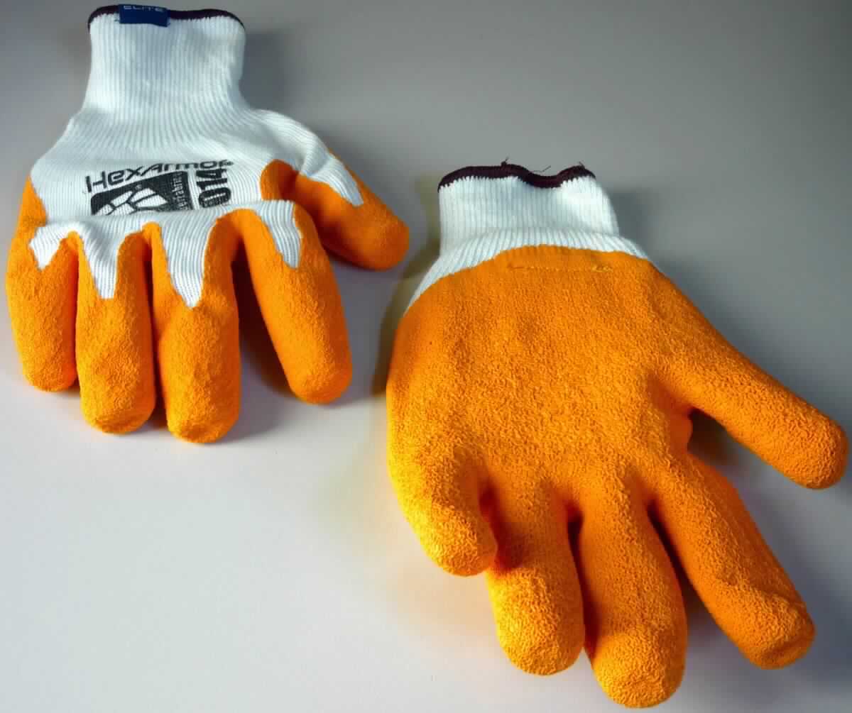 Fingerhandschuhe, sog. Arbeitshandschuhe Sharpsmaster II 9014, Größe 10/XL, Foto siehe Anlage,
- in einem Polybeutel mit bedrucktem Papiereinleger verpackt,
- als Fünffingerhandschuhe gearbeitet,
- aus einfarbigen Gewirken aus laut Antrag 75 % Polyester (synthetische Chemiefasern) und 25 % Baumwolle,
- nachträglich mit Ausnahme des größten Teils der Stulpe, des Handrückens und Teilen der Fingeraußenseiten
  einseitig (Außenseite) im Tauchverfahren mit Kautschuk (laut Antrag: Latex, augenscheinlich keine Zellstruktur
  erkennbar) überzogen,
- teilweise gefüttert,
- im Bereich des Handrückens bedruckt,
- mit einer elastischen Stulpe,
- am unteren Rand durch eine kontrastfarbene Überwendlichnaht gesäumt.

"Fingerhandschuhe, aus Gewirken, mit Kautschuk überzogen"