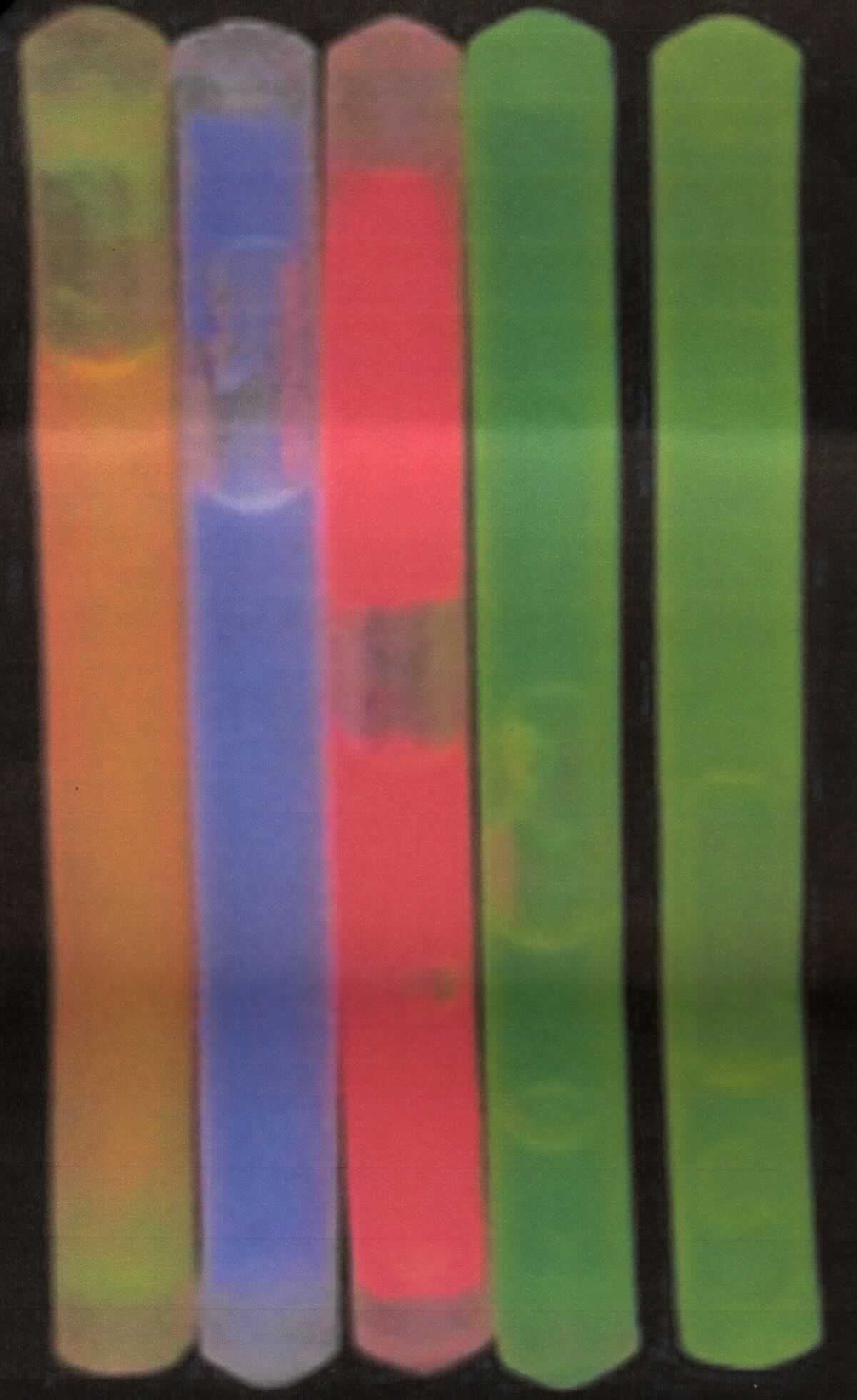 Angaben des Antragstellers:
Micro-Lightsticks
Zylinderförmige, transparente, biegsame Kunststoffstäbe (Abmessungen: ca. 5 x 50 mm) gefüllt mit einer farbigen Flüssigkeit (rot, gelb, orange, blau oder grün), in der eine, mit einer weiteren Flüssigkeit gefüllte, Glasampulle schwimmt.
Durch Knicken des Kunststoffstabes zerbricht die Glasampulle und es setzt eine Reaktion ein, bei der durch Chemilumineszenz für einige Zeit ein grüngelbes, rotes, violettes etc. Licht erzeugt wird.
Zehn Micro-Lightsticks befinden sich in einer Blisterverpackung mit der Kennzeichnung (Auszug): "Micro-Lightsticks Mini-Leuchtstäbe (Fischer-Knicklicht) 10 Stück in 5 Farben, 52x5 mm" (siehe Abbildung).

Ein Warenmuster wurde nicht vorgelegt.

Befund:
Chemische Erzeugnisse und Zubereitungen, überwiegend aus organischen Verbindungen bestehend, anderweit weder genannt noch inbegriffen: in flüssiger Form bei 20 °C