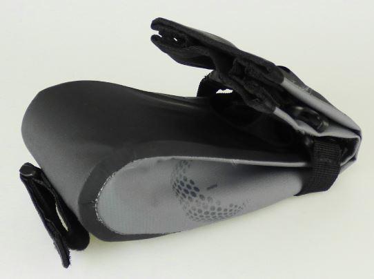 Fahrradtasche, sog. Satteltasche Trekking, Foto siehe Anlage,
- nach den Antragsangaben:
- - mit einer Außenseite aus Kunststofffolien,
- - mit zwei Bändern mit Schnappverschlüssen und einem Klettverschlussband zur Befestigung
    der Tasche am Sattel eines Fahrrads,
- - an einem Ende mit einem Klettverschluss und einem Rollpackverschluss, der durch Umschlagen
    des Randes und Verschließen mit einem Schnappverschluss gebildet wird, versehen,
- - - ungefüttert; teilweise verstärkt; ohne Inneneinteilung,
- - mit den Abmessungen: ca. 18 cm (Breite) x 29 cm (Höhe) x 8 cm (Tiefe),
- - in unterschiedlichen Farben.

"Ähnliches Behältnis, anderes als in den Unterpositionen 4202 1110 bis 4202 3900 genannte,
 mit Außenseite aus Kunststofffolien, anderes als in den Unterpositionen 4202 9211 bis 4202 9215
 genannte"