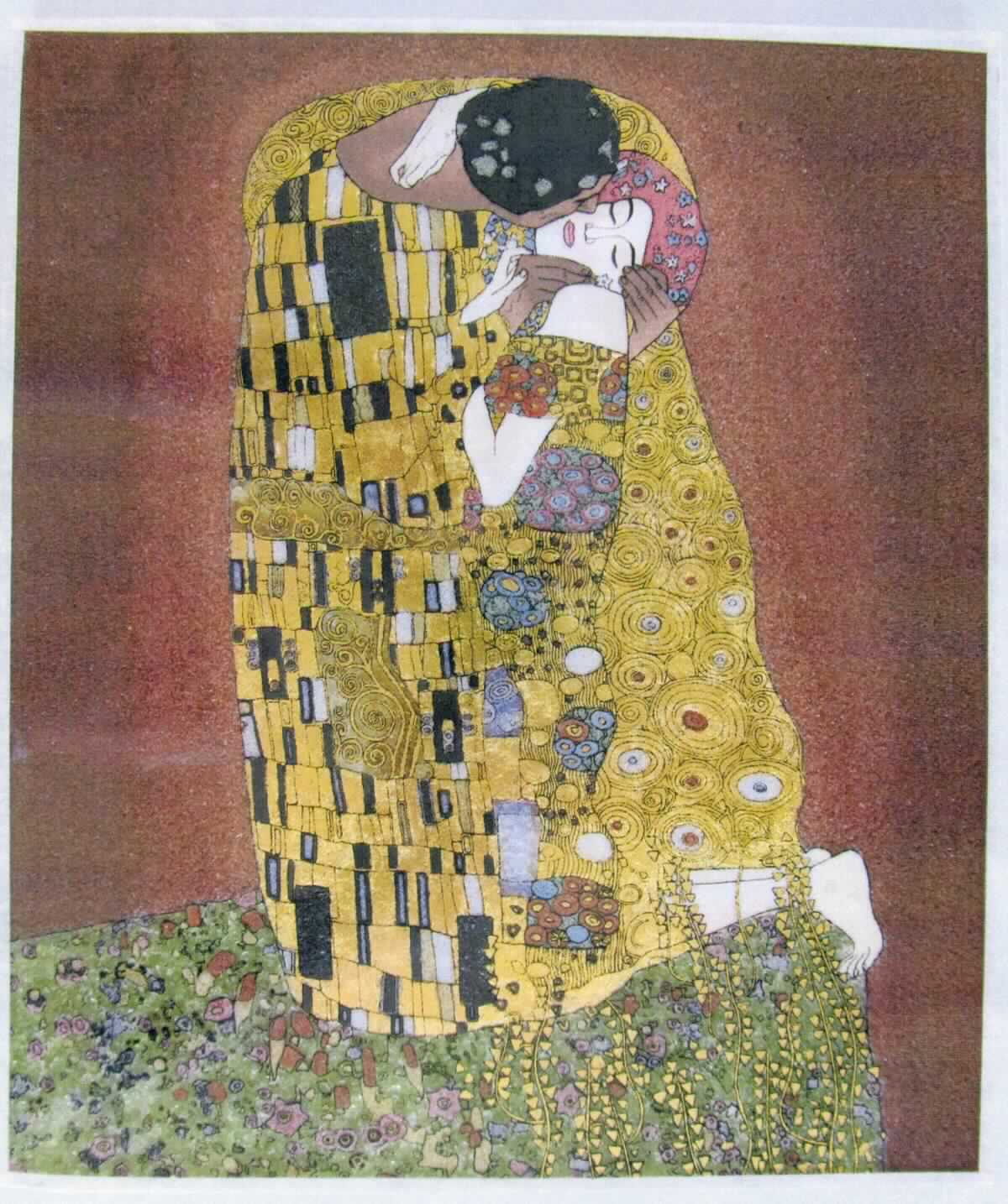 Den Collagen ähnliches dekoratives Bildwerk,
- rechteckig, mit dem gedruckten Motiv "Der Kuss" von Gustav Klimt aus dem Jahr 1909 auf 
  einer Unterlage,
- mit in Handarbeit auf die Unterlage aufgebrachten Edelsteinen (Amethyst, Jade, Jaspis, Opal, 
  Peridot, Perlmutt, Rosa Sodalith, Rubin, Schwarzer Spinell) und einer ebenfalls in Handarbeit
  aufgebrachten 24-karätigen Goldauflage,
- in limitierter Auflage von 777 Stück,
- gerahmt hinter Glas, in einem dem Bildwerk nach Art und Wert entsprechenden Rahmen.

Die Ware ist als "den Collagen ähnliches dekoratives Bildwerk" einzureihen.