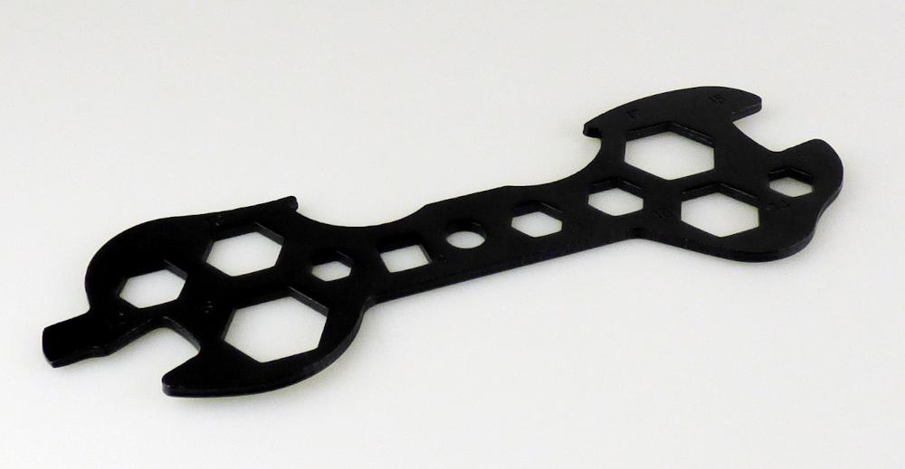 "13 in 1 Schraubenschlüssel" (Artikel-Nr. 44305)

- mit freiem Arm zu handhabendes Erzeugnis, vollständig aus unedlem Metall mit unterschiedlichen
  Funktionen

- - mit einer länglichen, in der Außenkontur unregelmäßig geformten Fläche, mit 9 darin befindlichen
     Sechskantringschlüsselweiten in unterschiedlichen Größen, einer Vierkantringschlüsselweite und
     einem runden Loch; die Außenkontur ist mit zwei Maul- sowie zwei Hakenschlüsseln, jeweils in
     unterschiedlichen Größen versehen (Pos. 8204) 

- - mit einem aus der Außenkontur herausragenden Reifenheber (Pos. 8205)

- - die Ware mit verschiedenen Funktionen ist in die zuletzt genannte der gleichermaßen in Betracht
     kommenden Positionen (hier Pos. 8205) einzureihen

- Abmessungen: 150 x 55 x 3 mm

- dient als Fahrradmontagezubehör

- auf einer Karte aufgemacht

Abbildung siehe Anlage.

Derartige Erzeugnisse gehören als "Handwerkzeuge, anderweit weder genannt noch inbegriffen,
mit arbeitendem Teil aus unedlem Metall, andere als in den TARIC-Codes 8205 1000 00 bis
8205 5910 00 genannte" zum TARIC-Code 8205 5980 00.