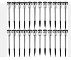 Bei dem sog. Set, Solar Gartenlicht aus Metall, Art.-Nr. 403913, handelt es sich um 24 identische, ca. 370 mm hohe elektrische Beleuchtungskörper, jeweils bestehend aus einem Metallspieß aus Edelstahl mit einer Kunststoffspitze, der am oberen Ende mit einem runden Aufsatz versehen ist.
Der Aufsatz besteht aus einem runden Gehäuse (d: ca. 47 mm) aus Edelstahl (oberer Teil) und farblosem Kunststoff (unterer Teil), einer im Innenraum integrierten LED-Lichtquelle (rot, blau oder grün) und einem Solarmodul. Die Erzeugnisse sind jeweils mit einem Akku ausgestattet.

Die Leuchten verbreiten bei eintretender Dunkelheit Dauerlicht und dienen der Außenbeleuchtung bspw. im Garten.

Im Hinblick auf den Umfang bestimmen die Anteile aus Kunststoff den stofflichen Charakter der Leuchten, im Hinblick auf die Bedeutung in Bezug auf das äußere Erscheinungsbild bestimmt das Metall den stofflichen Charakter der Leuchten, so dass sie in die zuletzt genannte Unterposition der gleichermaßen in Betracht kommenden Unterpositionen einzureihen sind.

Hinweise auf eine Handfertigung liegen nicht vor.

Die Erzeugnisse sind als "elektrische Beleuchtungskörper, anderweit weder genannt noch inbegriffen, nicht von den Unterpositionen (HS) 9405 11 bis 9405 39 erfasst, fotovoltaisch, ausschließlich zur Verwendung mit LED-Lichtquellen bestimmt, kein Scheinwerfer, aus Metall, nicht handgearbeitet" einzureihen.