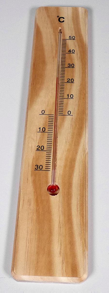 Sog. Thermometer, im Wesentlichen bestehend aus einem Holzquader (310 x 60 x 10 mm), mit einer Temperaturskala (-30°C bis +50°C), auf dem mittig ein mit Flüssigkeit gefülltes Röhrchen angebracht ist. Zur äußeren Form siehe Abbildung in der Anlage.
Das Thermometer wird zum Messen der Temperatur verwendet.

Die in einer Pappverpackung aufgemachte Ware wird als "Thermometer, nicht mit anderen Instrumenten kominiert, unmittelbar ablesbar, flüssigkeitsbefüllt, kein Fieberthermometer, nicht für zivile Luftfahrzeuge bestimmt", eingereiht.