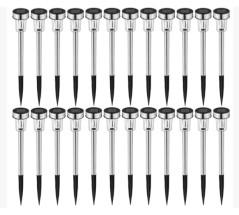 Bei dem sog. Set, Solar Gartenlicht aus Metall, Art.-Nr. 402312, handelt es sich um 24 identische, ca. 370 mm hohe elektrische Beleuchtungskörper, jeweils bestehend aus einem Metallspieß aus Edelstahl mit einer Kunststoffspitze, der am oberen Ende mit einem runden Aufsatz versehen ist.
Der Aufsatz besteht aus einem runden Gehäuse (d: ca. 47 mm) aus Edelstahl (oberer Teil) und farblosem Kunststoff (unterer Teil), einer im Innenraum integrierten LED-Lichtquelle (weiß) und einem Solarmodul. Die Erzeugnisse sind jeweils mit einem Akku ausgestattet.

Die Leuchten verbreiten bei eintretender Dunkelheit Dauerlicht und dienen der Außenbeleuchtung bspw. im Garten.

Im Hinblick auf den Umfang bestimmen die Anteile aus Kunststoff den stofflichen Charakter der Leuchten, im Hinblick auf die Bedeutung in Bezug auf das äußere Erscheinungsbild bestimmt das Metall den stofflichen Charakter der Leuchten, so dass sie in die zuletzt genannte Unterposition der gleichermaßen in Betracht kommenden Unterpositionen einzureihen sind.

Hinweise auf eine Handfertigung liegen nicht vor.

Die Erzeugnisse sind als "elektrische Beleuchtungskörper, anderweit weder genannt noch inbegriffen, nicht von den Unterpositionen (HS) 9405 11 bis 9405 39 erfasst, fotovoltaisch, ausschließlich zur Verwendung mit LED-Lichtquellen bestimmt, kein Scheinwerfer, aus Metall, nicht handgearbeitet" einzureihen.