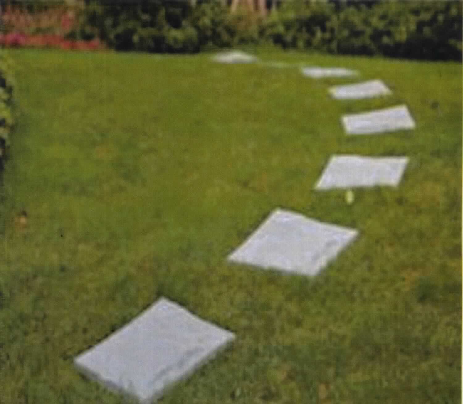 Angaben des Antragstellers: 
Garten-Wegplatten aus Polypropylen
Lieferform: 4 Platten in einem Set

Feststellungen an einem Warenmuster:
Graue, quadratische Gartenwegplatte mit strukturierter Oberfläche. Die Platte hat die Abmessungen 30 x 30 cm und besteht aus einem Kunststoff.

Befund:
Es handelt sich um einen Bodenbelag aus Kunststoff. Der Bodenbelag ist in die Unterposition (KN) 3918 9000 einzureihen.