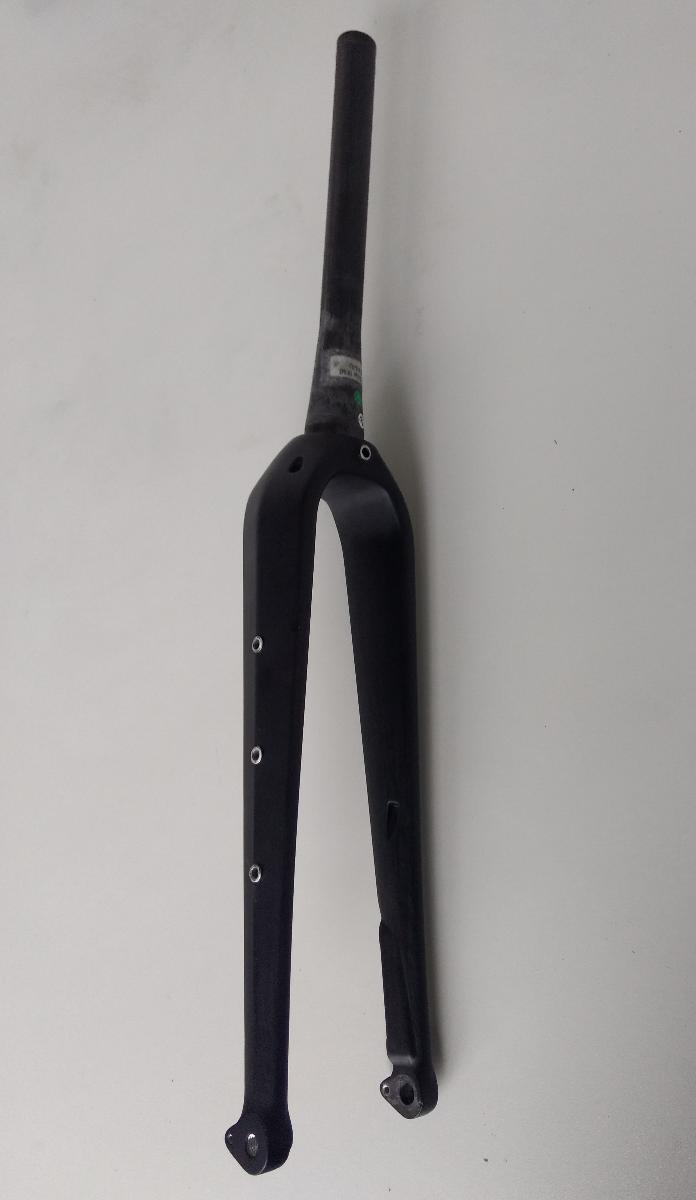 Vorderradgabel, sog. Fahrradgabel aus Carbon, Foto siehe Anlage,
- in der Bauweise einer geraden, ungefederten Starrgabel gefertigt,
- lt. ergänzenden Antragsangaben poliert,
- aus kohlenstofffaserverstärktem Kunststoff (Carbon),
- an den Gabelbeinen mit sog. Bremssockeln zur Aufnahme der Bremsen ausgestattet,
- mit einer Länge von ca. 72 cm,
- wird mittels der Steuersätze drehbar, insbesondere im Steuerkopfrohr des Rahmens
  von zweirädrigen Fahrrädern gelagert,
- dient u. a. der Aufnahme des Vorderrades und der Bremse, der Lenkung (durch drehbare
  Lagerung in den Lenkkopflagern) und der Verbindung zu den beweglichen Teilen des
  Steuersatzes, dem Vorbau und Lenker,  
- aufgrund der Konzeption (u. a. Form und Abmessungen) erkennbar hauptsächlich zur Verwendung
  in Fahrrädern des Kapitels 87 bestimmt,
- keine Ware der Unterposition 8714 9130 72, da die Vorderradgabel poliert ist.

"Teil für Fahrräder, Vorderradgabel (Starrgabel aus Carbon), poliert, andere als in den
TARIC-Codes 8714 9130 25 bis 8714 9130 35 genannte"