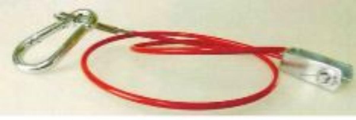Abreißseil aus Stahl

Bei der Ware handelt es sich um eine aus 19 Einzeldrähten bestehende Litze mit einer Länge von ca. 950 mm. Den Angaben nach besteht die Ware aus unlegiertem Stahl (C60) mit verzinkter Oberfläche. Der Durchmesser der Litze beträgt 3 mm. Zusätzlich ist die Litze mit einer Hülle aus PVC ummantelt, an einem Ende mit einer Seilschlinge und Karabinerhaken, am anderen Ende mit einer Halteklammer aus Stahl versehen. Das Erzeugnis wird als Abreißseil an Anhängerkupplungen angebracht, die mit Kraftfahrzeugen verbunden sind.

Die Ware ist als andere Litzen aus Stahl, mit einer größten Querschnittsabmessung von 3 mm oder weniger, in den TARIC-Code 7312 1049 00 einzureihen.