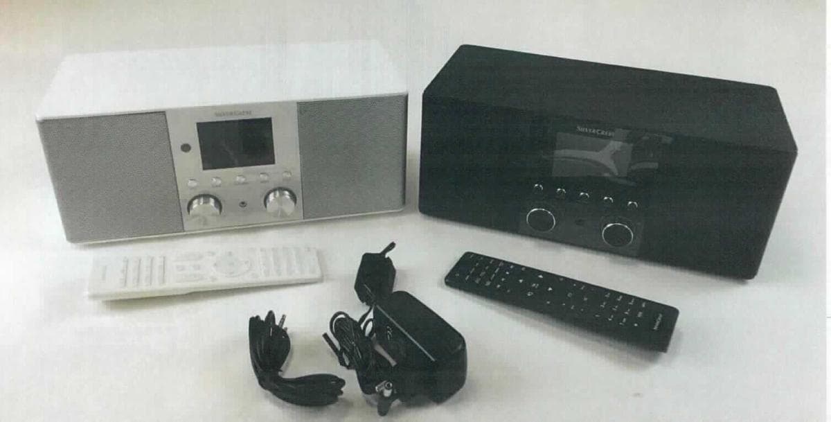 Internetradio mit FM/DAB+-Tuner
- aus einem FM- und DAB+Radio-Tuner, Audiodecoder, Ethernet- und USB-Controller, 
  WLAN-Modul, Tonfrequenzverstärker, Stereo-Lautsprecher und einer Uhr in einem 
  Gehäuse (Abmessungen: 290 x 125 x 121 mm) mit Display, Teleskopantenne, Bedien-
  elementen, Ethernet- und USB-Schnittstellen sowie Audioanschlüssen, mit einer
  Fernbedienung und einem über Kabel anschließbaren Netzteil (Abbildung siehe Anlage),
- zum Rundfunkempfang im DAB+ und UKW-Bereich einschließlich der Wiedergabe von 
  Audiodateien von USB-Speichermedien und zur Tonwiedergabe von Audiodateien 
  verschiedener Formate über ein lokales Funk- oder drahtgebundenes Netzwerk aus 
  dem Internet oder einem lokalen Netzwerk, zum Verstärken von Audiosignalen externer 
  Audioquellen und zur Uhrzeitanzeige mit Weckfunktion, 
- zusammen mit Beipack (Batterie, Kabel, Bedienungsanleitung) in einer gemeinsamen 
  Verkaufsverpackung.
Das Internetradio bestimmt den Charakter des Ganzen.

"Rundfunkempfangsgerät, nicht von den Unterpositionen (KN) 8527 12 10 bis 8527 29 00 
 erfasst, mit Tonwiedergabegerät kombiniert, mit einem oder mehreren Lautsprechern 
 in einem gemeinsamen Gehäuse, kein Kassettengerät (Kombination aus Rundfunk-
 empfangsgerät mit Tonwiedergabegerät und Uhr, in funktioneller Einheit mit Fernbedienung 
 und Netzteil, in Warenzusammenstellung mit nicht charakterbestimmendem Beipack in 
 Aufmachung für den Einzelverkauf)"