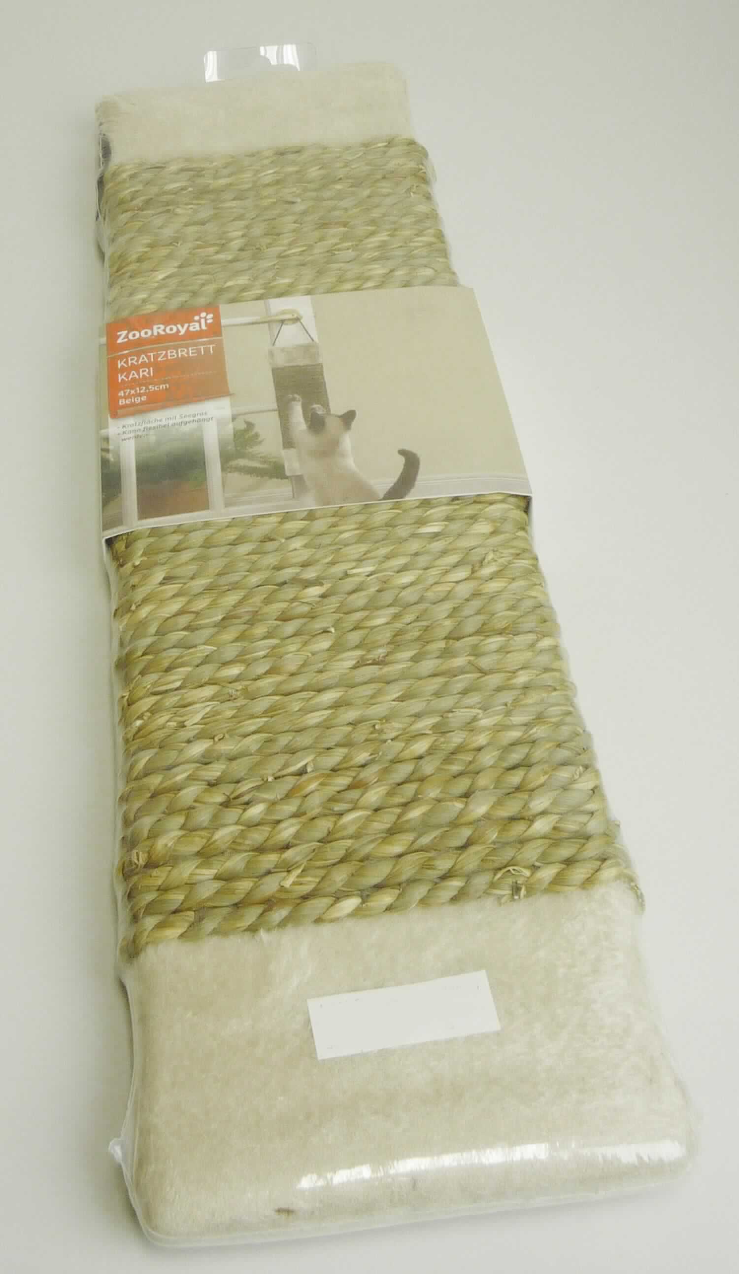 Nach den Angaben der Antragstellerin und dem vorgelegten Warenmuster handelt es sich um ein sog. "Kratzbrett (NAN3197003)". Die Ware besteht aus eine etwa 47 x 12,5 cm großen Holzfaserplatte, welche mittig auf einer Länge von 33 cm spiralförmig mit miteinander verdrehten Seegras-Strängen (Flechtstoff im Sinne der Anmerkung 1 zu Kapitel 46) umwickelt ist. Die Enden der Platte sind mit einem beigefarbenen Plüschgewirke überzogen.
An einer Seite ist das Erzeugnis mit einer Aufhängevorrichtung aus einem Spinnstoff-Rundgeflecht ausgestattet.

Der Charakter des aus verschiedenen Stoffen bestehenden Erzeugnisses, welches Katzen zum Abwetzen der Krallen dient, wird im Hinblick auf die Bedeutung für die Verwendung sowie auf Grund des äußeren Erscheinungsbildes durch die Geflechte aus Seegras bestimmt.

Hinweise auf eine Fertigung in Handarbeit liegen nicht vor.

Das Erzeugnis ist mit einer Pappbanderole versehen in Kunststofffolie eingeschweißt.

Zolltarifrechtlich handelt es sich um eine "Ware aus Waren der Position 4601 hergestellt, aus pflanzlichen Stoffen, nicht aus Bambus oder Rattan, keine Flaschenhülsen aus Stroh, nicht handgearbeitet".