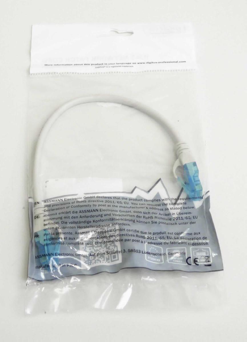 Isoliertes elektrisches Kabel, sog. Patchkabel,
- Innenleiter aus Kupfer,
- an beiden Enden mit einem RJ45-Stecker ausgestattet,
- Hauben mit Knickschutz, Zugentlastung und Rasthebelschutz, 
- mit einer Länge von 0,25 m,
- für eine Spannung von weniger als 1000 Volt,
- in einem beschrifteten Folienbeutel verpackt,
- zum Übertragen von Telekommunikationsdaten und zum Verbinden von Netzwerk- und
Telekommunikationsgeräten.

Die Ware ist als "isoliertes elektrisches Kabel, kein Wickeldraht, kein Koaxialkabel
oder anderer koaxialer elektrischer Leiter, kein Zündkabelsatz oder anderer Kabelsatz
von der für Beförderungsmittel verwendeten Art, anderer elektrischer Leiter, für eine Spannung von 1000 Volt oder
weniger, mit Anschlussstücken versehen, von der für die Telekommunikation verwendeten
Art" einzureihen.