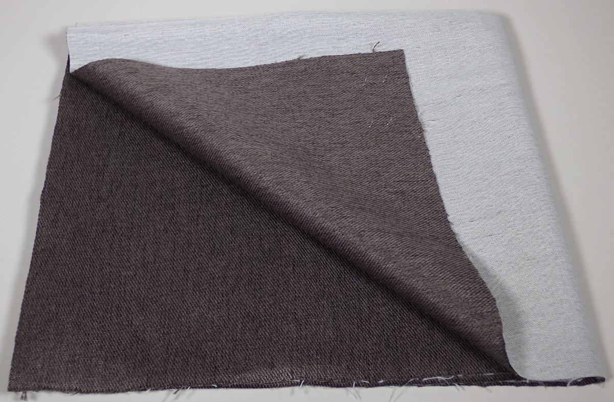 Textillaminat, sog. Möbelbezugsstoff, Art. Loco, Foto siehe Anlage,
- als Meterware, mit einer Breite von laut Antrag 145 cm,
- laut Untersuchungsergebnis:
-- aus zwei mit ihrer ganzen Fläche aufeinanderliegenden und so miteinander durch Kleben verbundenen
   Lagen:
--- mit einer Oberlage (Schauseite):
---- aus einem buntgewebten Gewebe (melierte Garne),
---- aus ungezwirnten, nicht hochfesten Garnen aus texturierten, synthetischen Filamenten
     (laut Antrag Polyester),
---- in Köperbindung,
--- mit einer Unterlage:
---- aus einem einfarbigen Gewebe,
---- aus synthetischen Chemiefasern (laut Antrag Polyester),
- insbesondere im Hinblick auf die Verwendung verleiht das die Schauseite bildende Gewebe der Ware
  ihren wesentlichen Charakter.

"Gewebe aus Garnen aus synthetischen Filamenten, anderes als in den Unterpositionen (HS) 5407 10
 bis 5407 44 genannte, mit einem Anteil an texturierten Polyester-Filamenten von mehr als 85 GHT,
 buntgewebt"