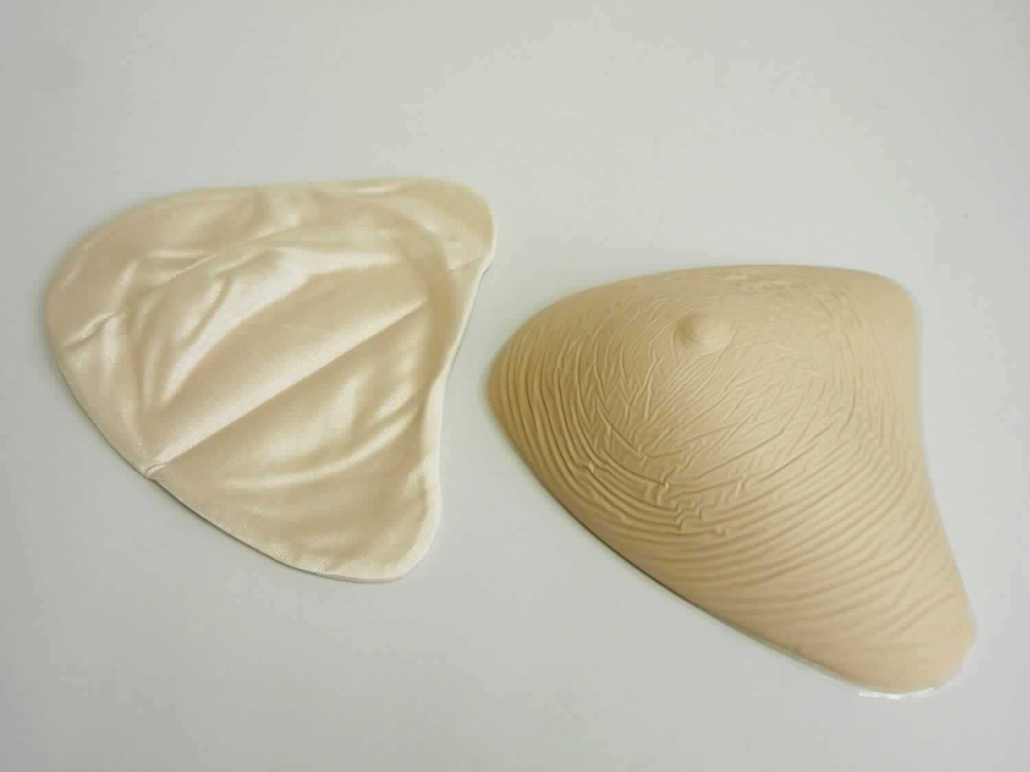 "TRU 478 Harmony Silk Xtend, Gr. 01-14, HMV Nr. 24.35.04.0024", Leichtbrustprothese, in Form einer anatomisch geformten Brustersatz-Epithese aus Silikon, umschlossen von einer Kunststoffhülle, mit einer abziehbaren Folie über der selbstklebenden Innenseite. Die Prothese kann auf der Haut fixiert oder lose, jeweils im BH (nicht Gegenstand dieser vZTA-Entscheidung), getragen werden. Die Prothese dient dem Ersatz der Brust nach einer Mastektomie. Die Ware ist mit Gebrauchsanleitung, Produkt-Flyer und passgenauer Schutzhülle aus Spinnstoff zur dauerhaften Aufbewahrung in einem bedruckten Karton mit Kunststoffeinsatz verpackt. Zur äußeren Form siehe Abbildung in Anlage.

Die Ware wird als " künstliches Körperteil für Menschen, nicht von den Unterpositionen (KN) 9021 2110 bis 9021 3910 erfasst" eingereiht.