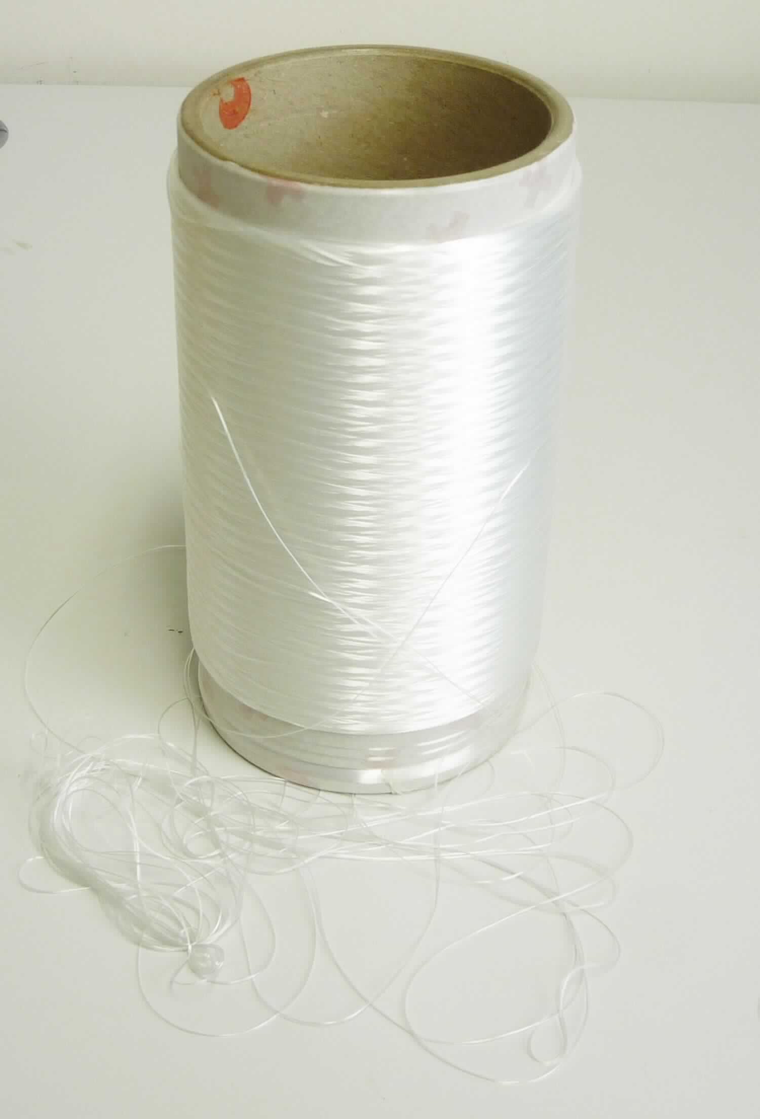 Hochfestes Garn, Foto siehe Anlage,
- laut Untersuchungsergebnis:
-- aus synthetischen Filamenten (laut Antrag aus Polyester),
-- nicht texturiert,
-- mit einem Titer von ca. 470 dtex, somit kein Bindfaden,
-- nicht gezwirnt, somit kein Nähgarn und nicht in Aufmachung für den Einzelverkauf,
-- mit einer Festigkeit von 61 cN/tex, somit hochfest.

"Garn aus synthetischen Filamenten, kein Nähgarn, nicht in Aufmachungen für den Einzelverkauf, hochfest, aus 
 Polyester, anderes als in der Unterposition 5402 2000 05 genannte"