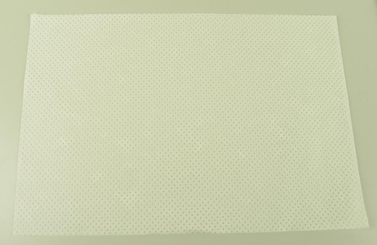 Es handelt es sich um ein dreilagiges Filterpapier (Gesamtgewicht etwa 62 g/m²), mit Außenlagen aus Vlies aus Zellstofffasern und einer Mittellage aus Zellstoffwatte. Die Lagen sind durch Pressen und Prägen derart miteinander verbunden, dass das Erzeugnis vollflächig eine Lochmusterung aufweist. Das Erzeugnis soll durch Zuschneiden und Aufrollen zu Zigarettenfiltern weiterverarbeitet werden. Um im Zigarettenrauch enthaltende Schadstoffe herauszufiltern, ist das Filterpapier mit einem Zitronensäureester oberflächenbehandelt. Das Erzeugnis wird in Rollen mit Rollenbreiten zwischen 5 und 125 cm gehandelt.
Abbildung einer Probe siehe Anlage.

Derartige Waren gehören als "andere Waren aus Vliesen aus Zellstoffasern, Filterpapier" zur Unterposition 4823 20 00 der Kombinierten Nomenklatur.