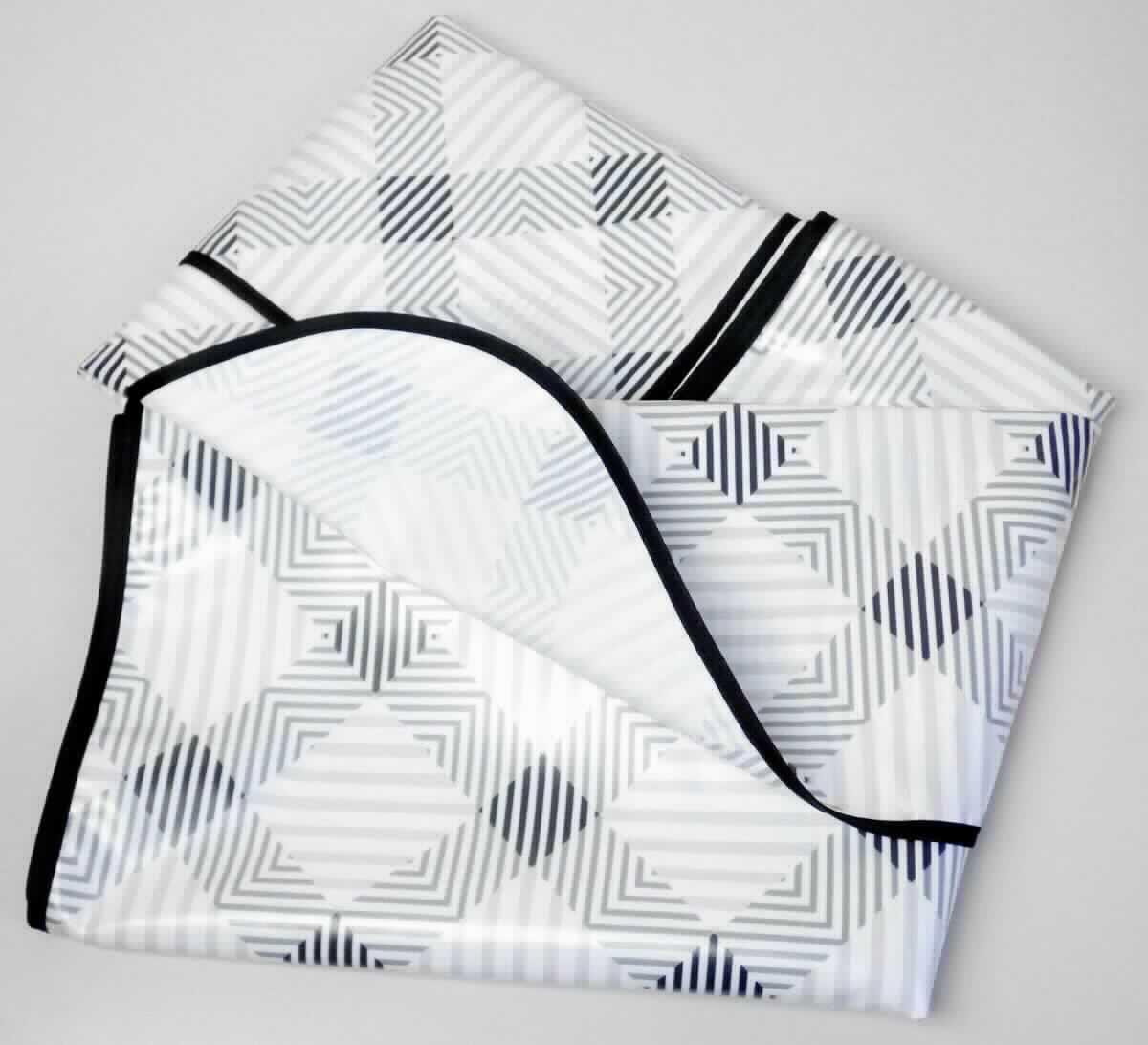 Tischwäsche, sog. Küchentischdecke, Art. 288301, Foto siehe Anlage,
- veranschaulicht durch ein Warenmuster,
- in einem Polybeutel verpackt,
- laut Antrag in verschiedenen Formen und Größen:
-- rechteckig; mit den Abmessungen von 110 cm x 140 cm bzw. 120 cm x 180 cm,
-- rund; mit einem Durchmesser von 140 cm,
- aus einem ca. 0,4 mm dicken, bedruckten Gewebe aus laut Antrag 100 % Polyester (synthetische Chemiefasern);
  das Gewebe soll laut Antrag mit Kunststoff beschichtet sein, ein Bestreichen mit Kunststoff ist jedoch mit dem 
  bloßen Auge nicht wahrnehmbar (keine Meterware der Position 5903),
- an den Rändern mit einer kontrastfarbenen Randeinfassung versehen (somit konfektioniert),
- wird laut Antrag üblicherweise gewaschen und kennzeichnet sich aufgrund des Materials und des Verwendungs-
  zwecks als Tischwäsche.

"Tischwäsche, aus Geweben, aus Chemiefasern"