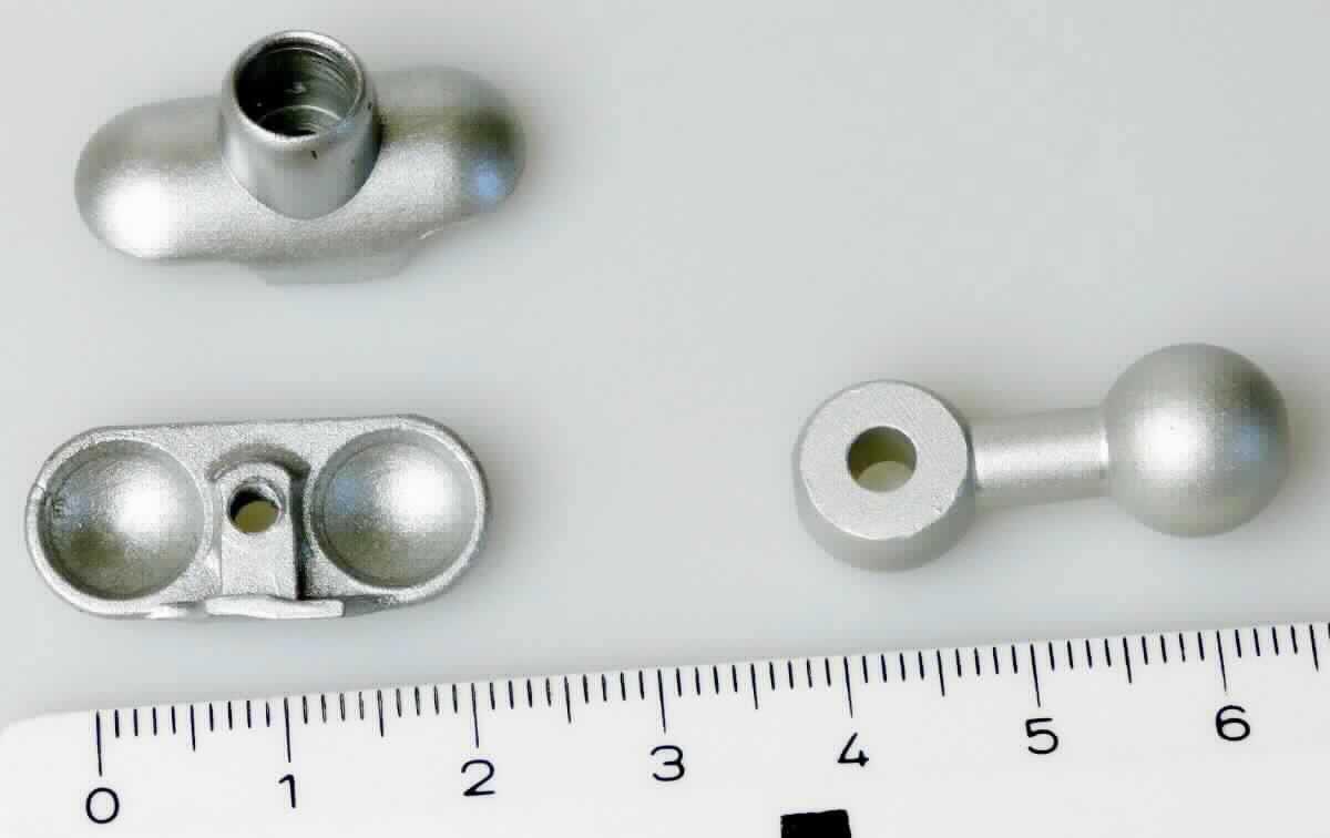 Es handelt sich um eine sog. Trägerkugel in Form eines etwa 2,7 cm langen, gegossenen Erzeugnisses aus einer Aluminiumlegierung mit gewichtsmäßig vorherrschendem Aluminiumgehalt mit einem ringförmig ausgearbeiteten Ende, einem verjüngten zylinderförmigen Mittelteil und einem zu einer Kugel ausgearbeiteten Ende. Die Trägerkugel wird auf Halterungen von Brillen (nicht Gegenstand der vZTA) montiert und dient der Befestigung von Sehhilfen (Ferngläser etc).
-Antragstellerangaben-

Abbildung siehe Anlage.

Derartige Erzeugnisse gehören als "andere (als in den TARIC-Codes 7616 1000 10 bis 7616 9910 91 genannte) Waren aus Aluminium, gegossen" zum TARIC-Code 7616 9910 99.