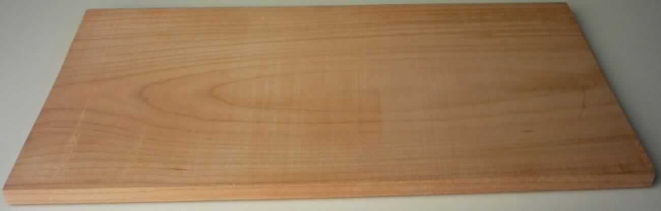 "Grillbretter Kirschholz, Art.-Nr.: 20078" (Abbildung siehe Anlage)
- Holzbrett aus Kirschbaumholz (lt. Antragsteller), in Längsrichtung gesägt, mit einer
  Dicke von ca. 10 mm, Abmessungen ca. 30 x 15 cm bzw. 40 x 19,5 cm,
- beidseitig gehobelt,
- zur Verwendung als Grillunterlage,
- jeweils zwei Stück zusammen zum Verkauf aufgemacht.

"Holz, in der Längsrichtung gesägt, gehobelt, mit einer Dicke von mehr als 6 mm, kein Nadelholz
 nicht aus tropischem Holz, Kirschbaumholz - sog. Grillbretter"