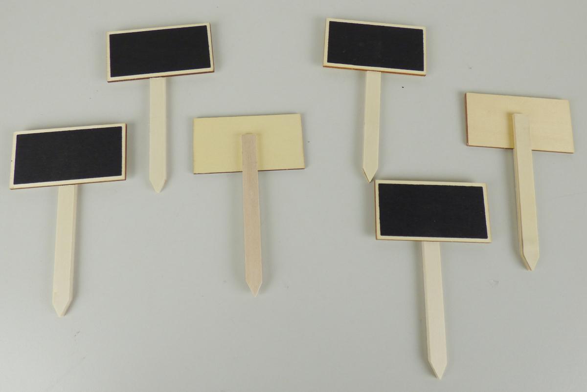 Bei der als „Pflanzschild Holz-Tafel Set/6" bezeichneten Ware handelt es sich um ein Set, bestehend aus sechs wiederbeschreibbaren Tafeln, die an einem Holzstiel angebracht sind.
Die aus Holz bestehenden Tafeln sind einseitig mit einem wiederbeschreibbaren, schwarzen Speziallack aufgemacht.
Die Waren besitzen die Abmessungen von ca. 12 x 0,3 x 7 cm (H x B x L).

Sie dienen dem Beschriften mit Tafelkreide (nicht Gegenstand dieser vZTA-Entscheidung) und werden durch das angespitzte Ende am unteren Teil des Stiels in z.B. Beete oder Blumentöpfe gesteckt.

Das in einem Kunststoffbeutel mit Pappaufhänger aufgemachte Set ist als "Tafel, zum Schreiben oder Zeichnen" einzureihen.