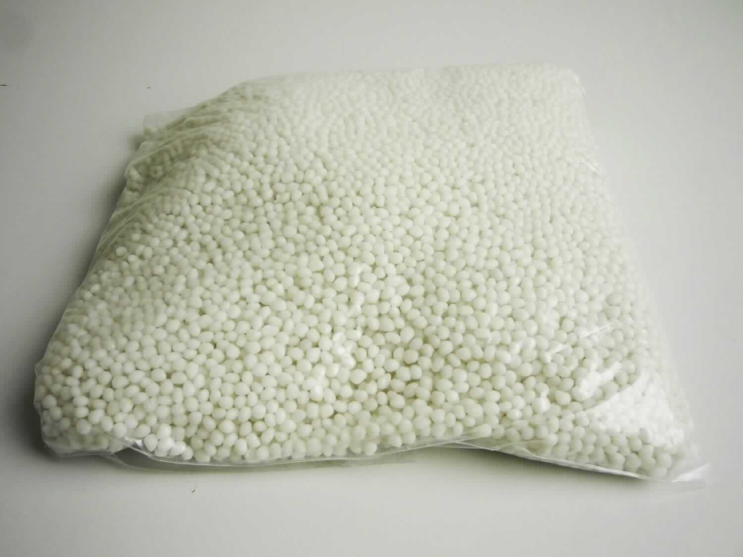 Angaben des Antragstellers:
Thermoplastisches Elastomer auf Olefin-Basis, übliche Abkürzung für dieses Material ist PP-EPDM VD
Zur Polymerzusammensetzung liegen vertrauliche Angaben vor.

Feststellungen an einem Warenmuster:
Es wurde ein hellgrau-beiges Granulat vorgelegt.

Befund:
Es liegt eine Kunststoffmischung in Primärform im Sinne der Unterposition (KN) 3902 9090 vor.